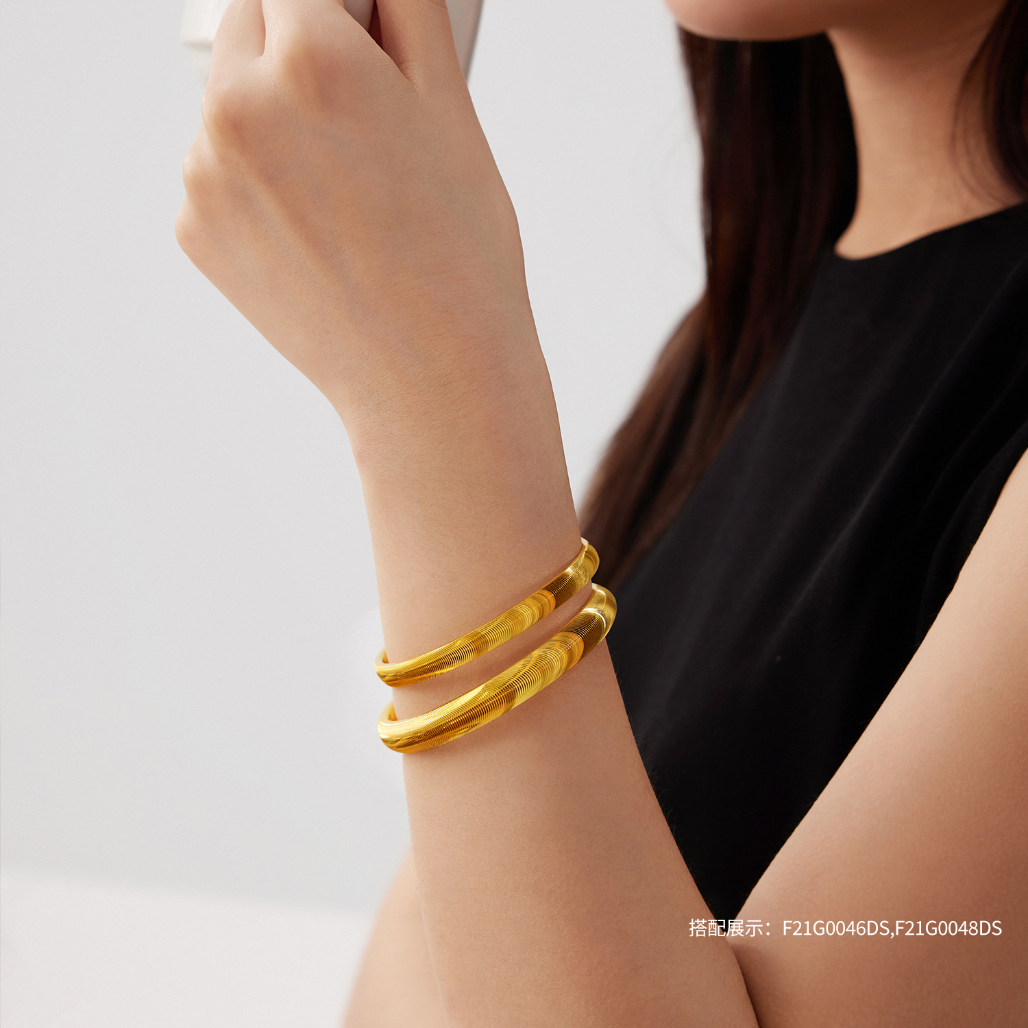 【店庆特惠】六福珠宝泥鳅背猫眼黄金手镯女款宽面素圈足金镯子计价F21G0046DS