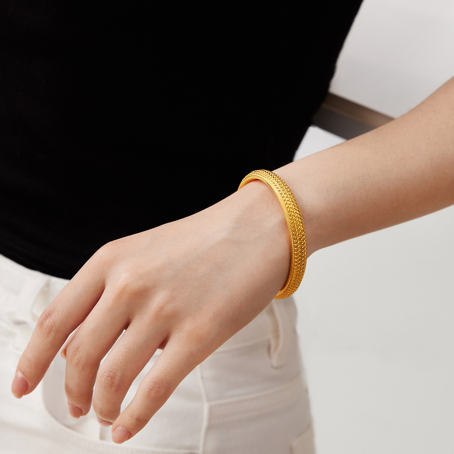 【店庆特惠】六福珠宝漫天星光黄金手镯女足金宽版泥鳅背金镯子计价F21G0047DS