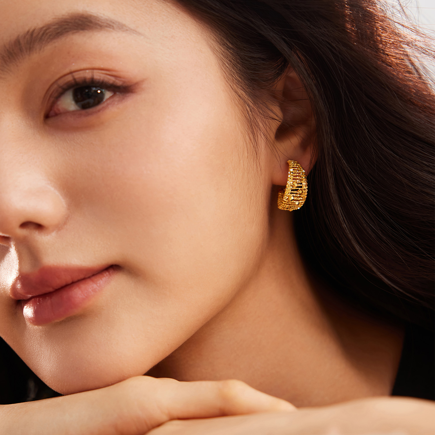 六福珠宝光影金星月黄金耳钉女闪耀C字手工编织耳饰计价GJG0214DS