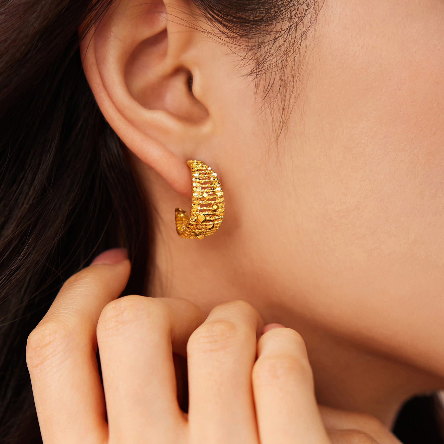 六福珠宝光影金星月黄金耳钉女闪耀C字手工编织耳饰计价GJG0214DS