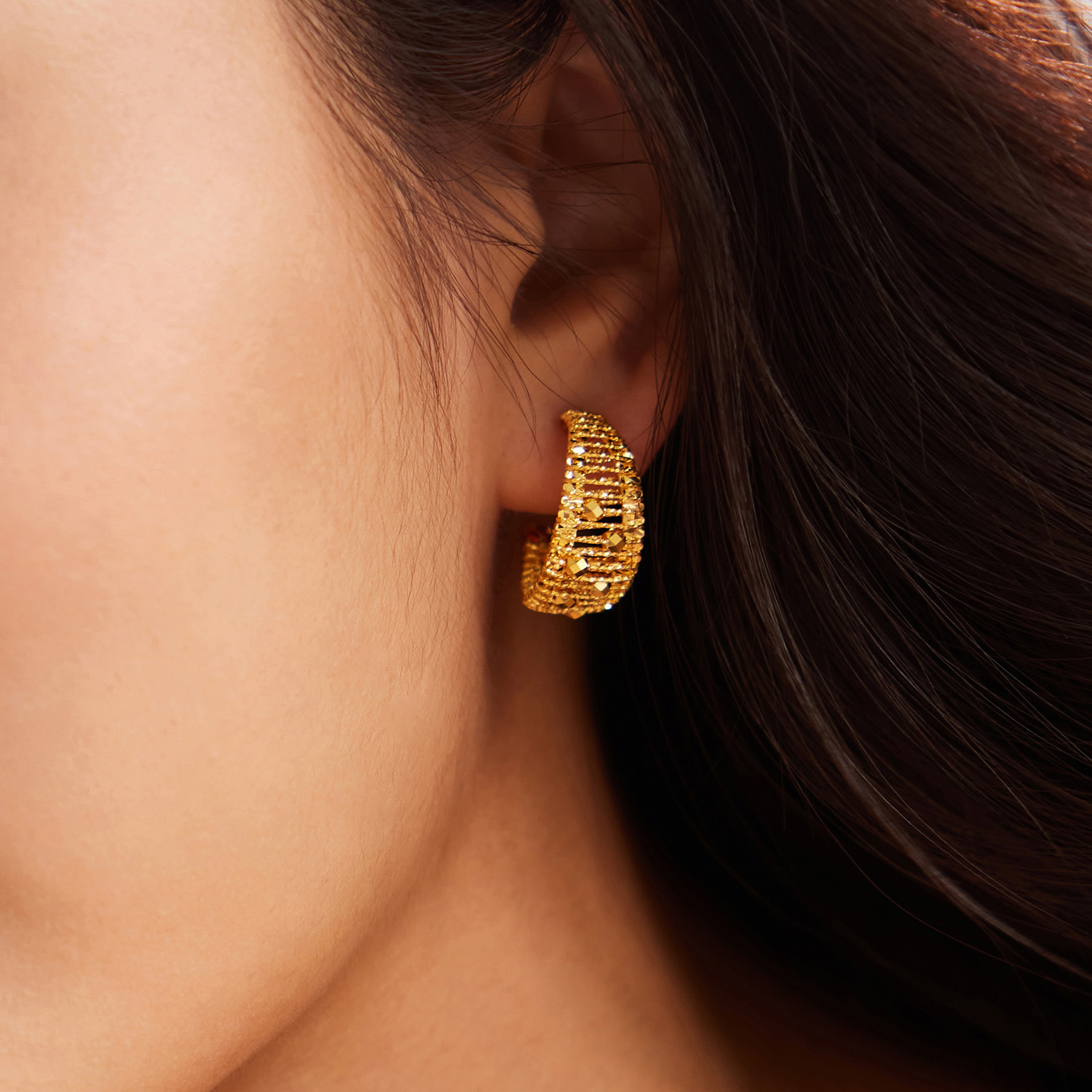 六福珠宝光影金星月黄金耳钉女闪耀C字手工编织耳饰计价GJG0214DS