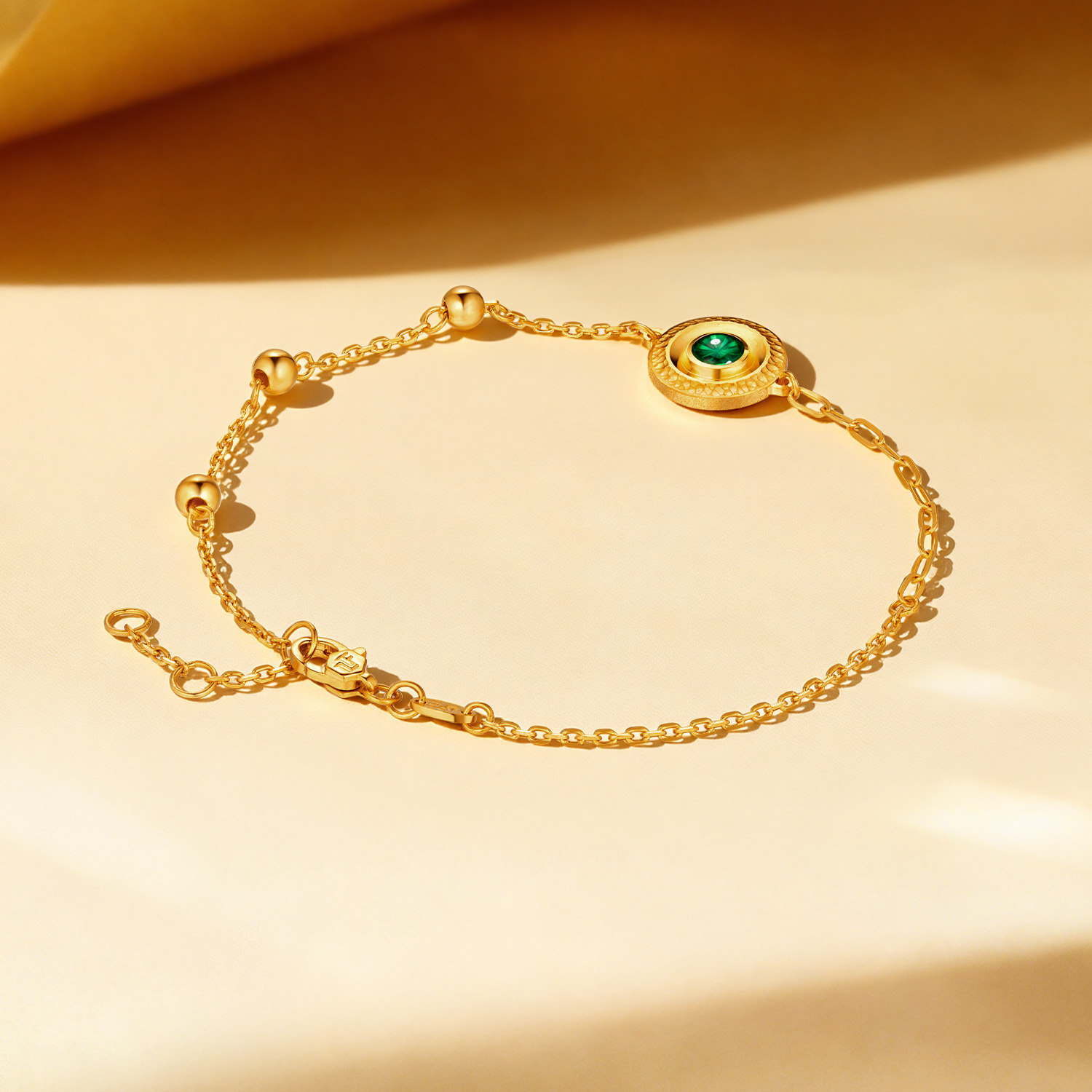 六福珠宝圆形黄金手链女宝石级鎏彩工艺首饰正品计价HXGTBB0014