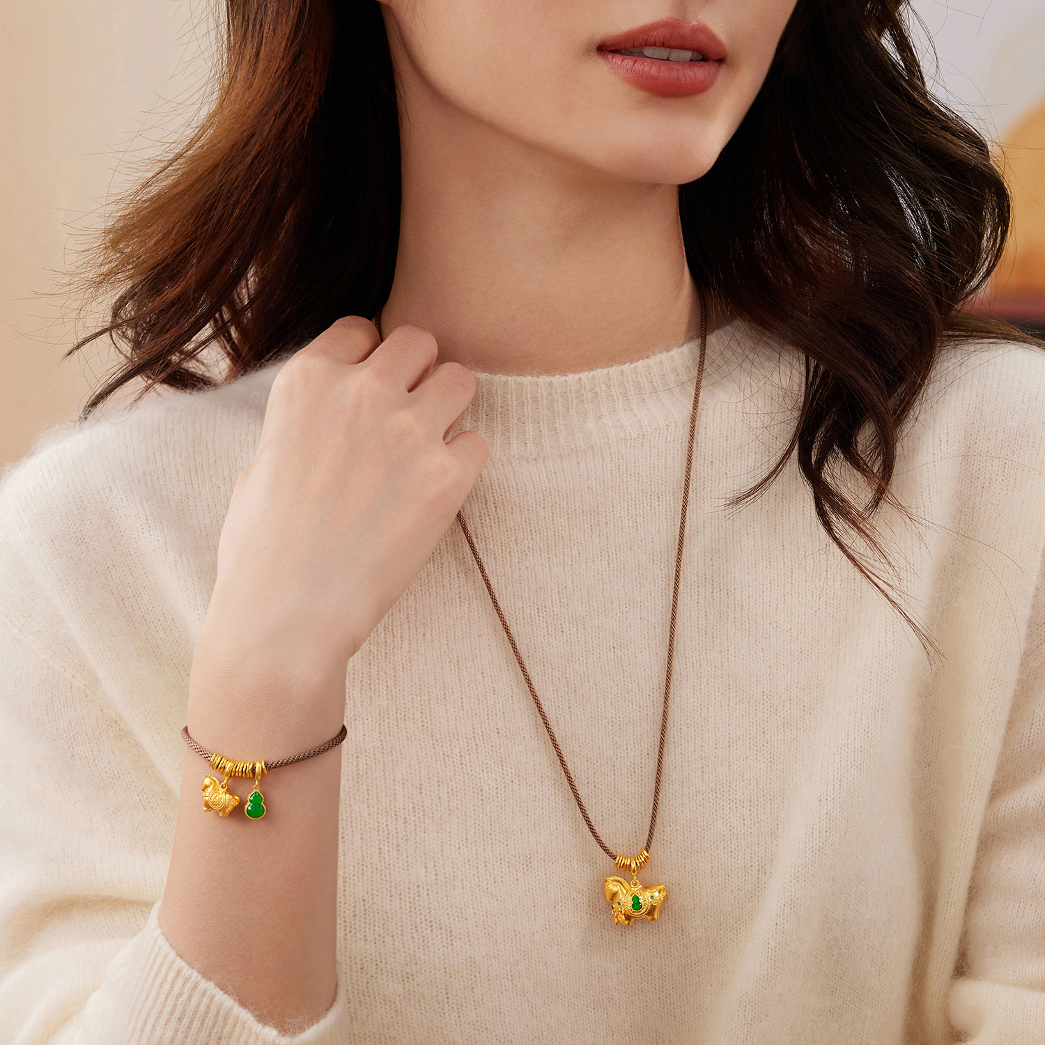 六福珠宝福满传家马上享福黄金手链唐马生肖葫芦手绳计价033031BA