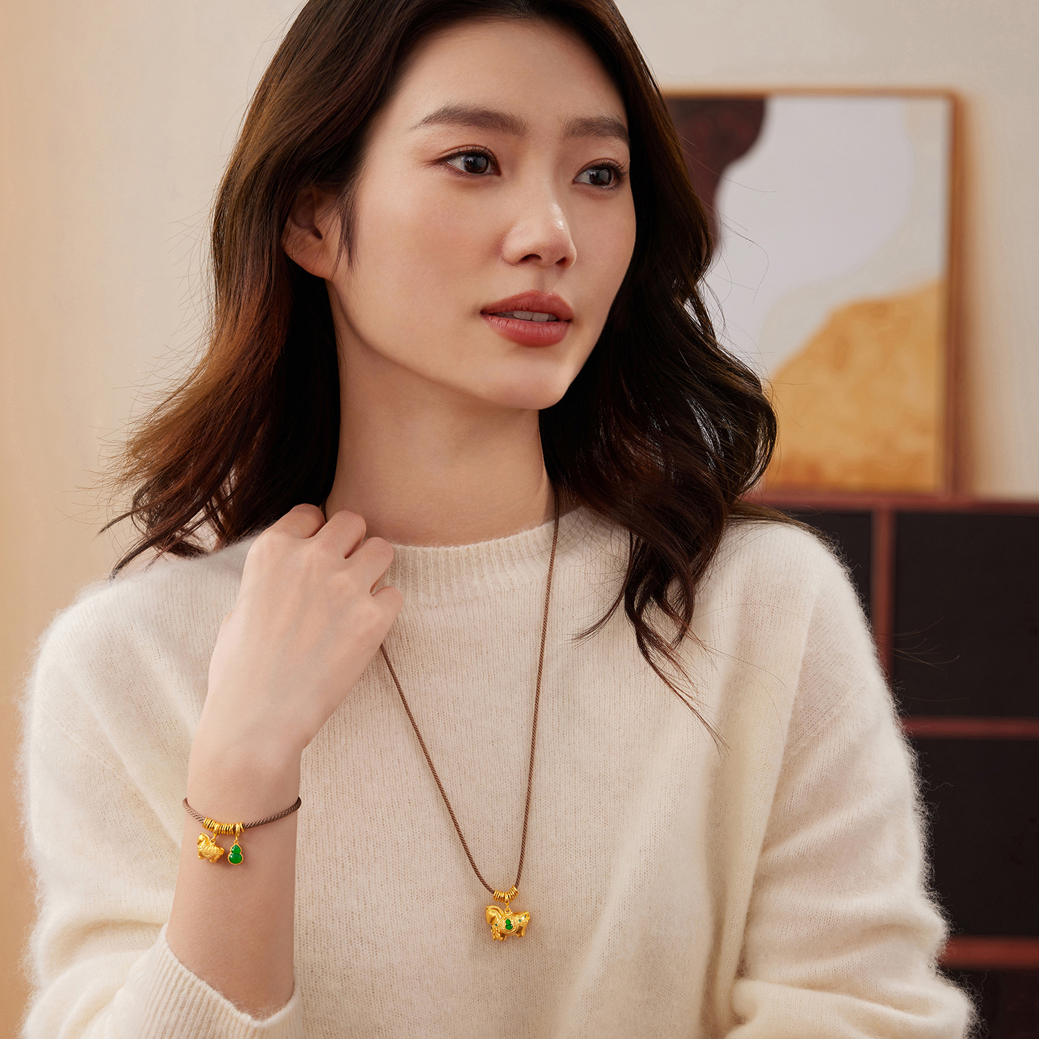 六福珠宝福满传家马上享福黄金项链鎏彩唐马吊坠铜钱计价033783NA【视频看货】