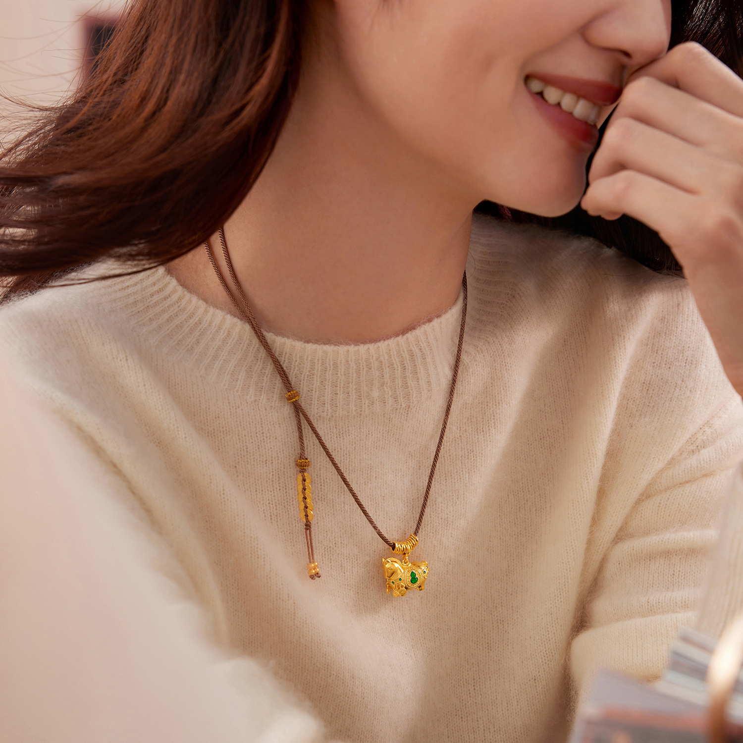 六福珠宝福满传家马上享福黄金项链鎏彩唐马吊坠铜钱计价033783NA【视频看货】