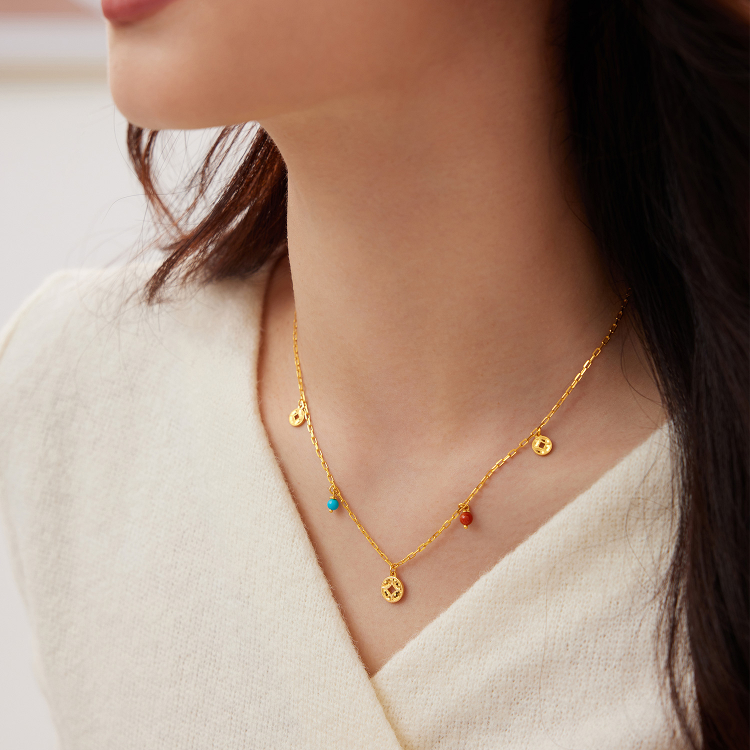 六福珠宝钱多多铜钱黄金项链绿松石闪耀金挂坠玉髓计价F63G0111DS【视频看货】