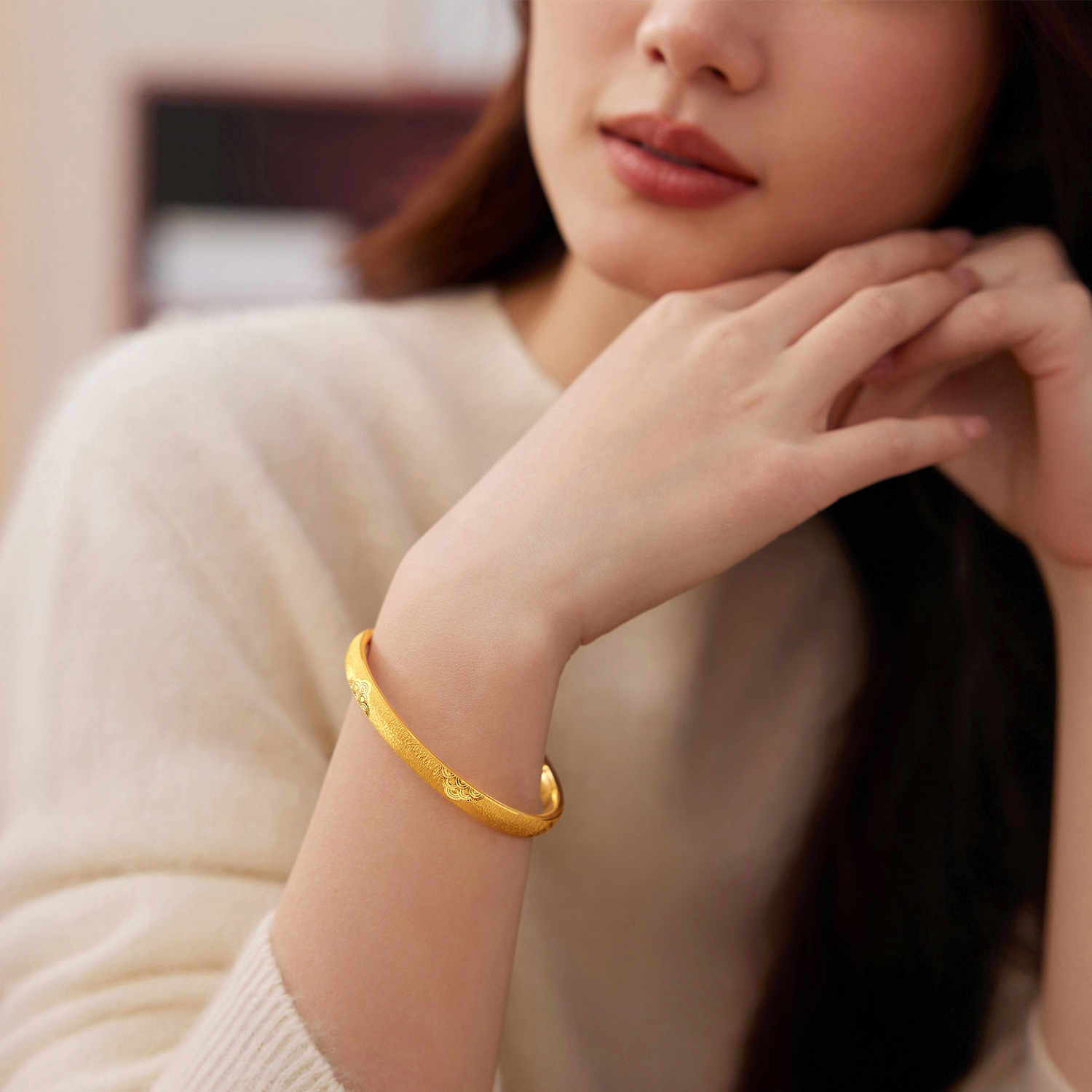 【店庆特惠】六福珠宝祥云纹黄金手镯女戗刻工艺5D硬金镯子首饰计价F63G0113DS