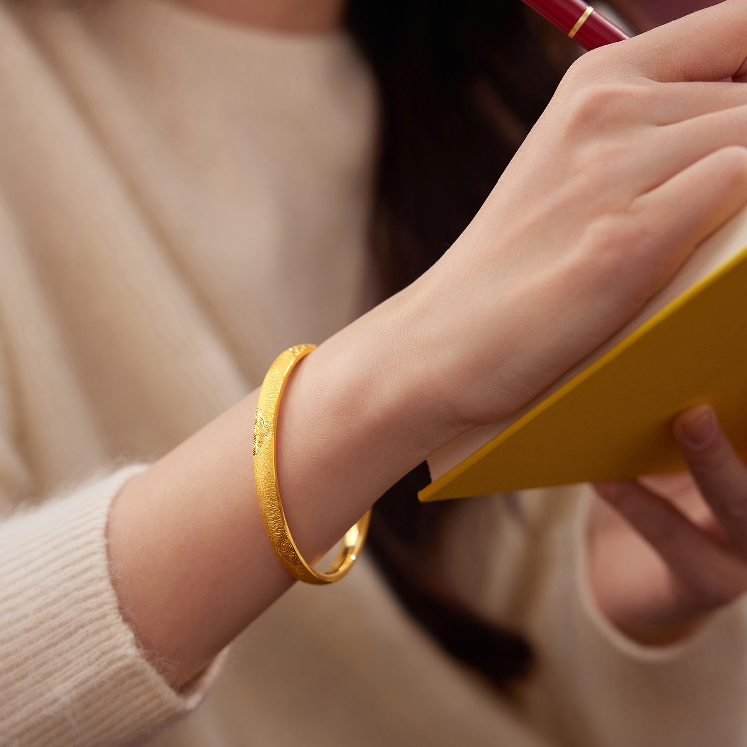 【店庆特惠】六福珠宝祥云纹黄金手镯女戗刻工艺5D硬金镯子首饰计价F63G0113DS