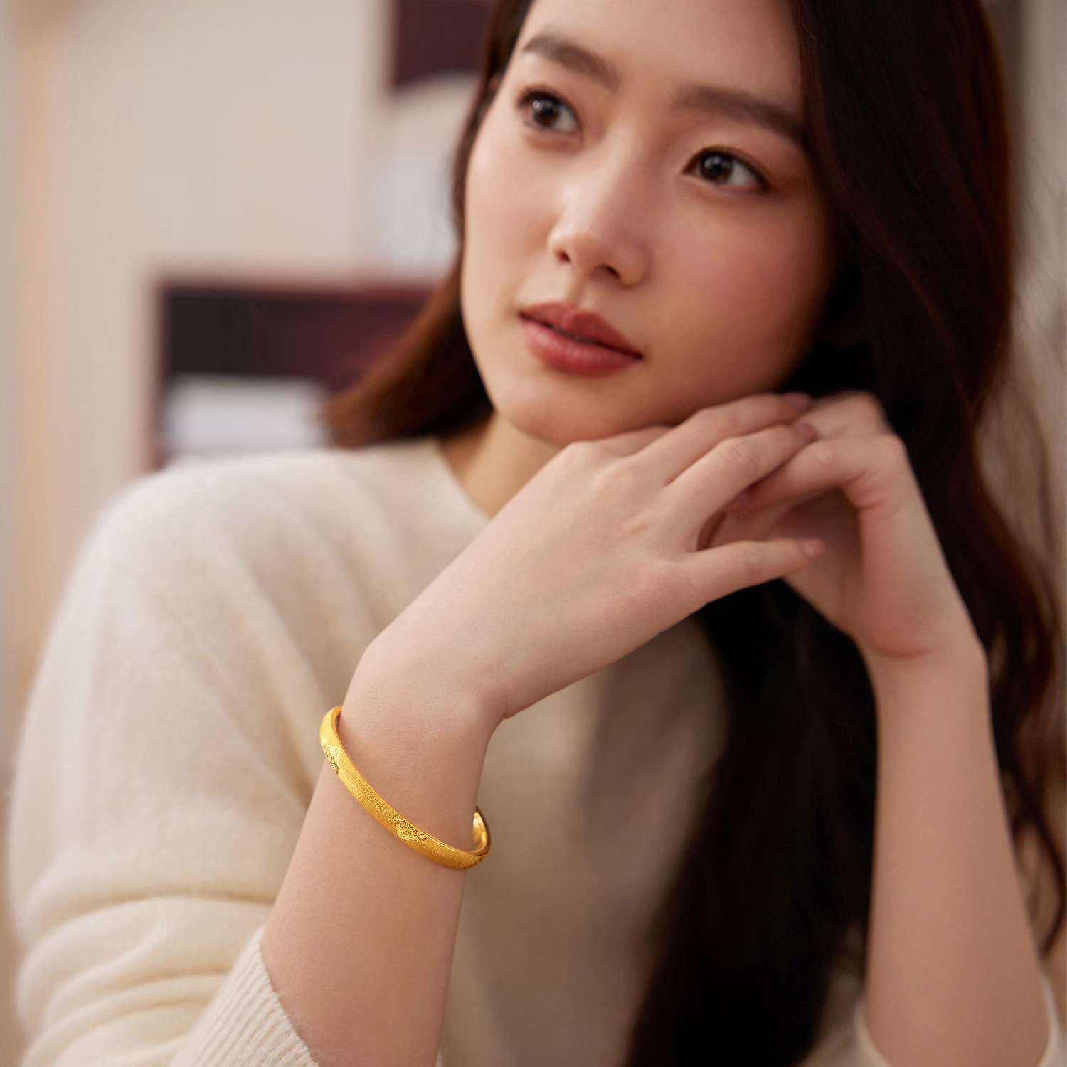 【店庆特惠】六福珠宝祥云纹黄金手镯女戗刻工艺5D硬金镯子首饰计价F63G0113DS