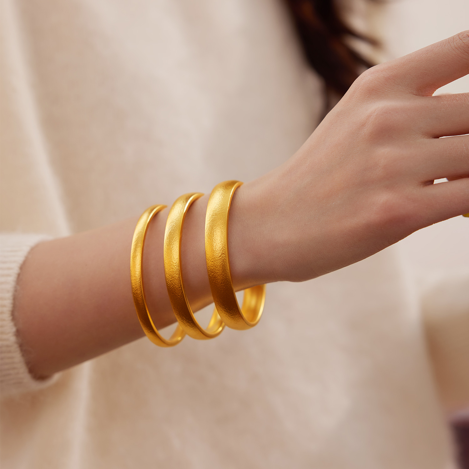 六福珠宝福满传家轮胎黄金手镯子古法手工锤揲素圈计价L04G0006DS【视频看货】