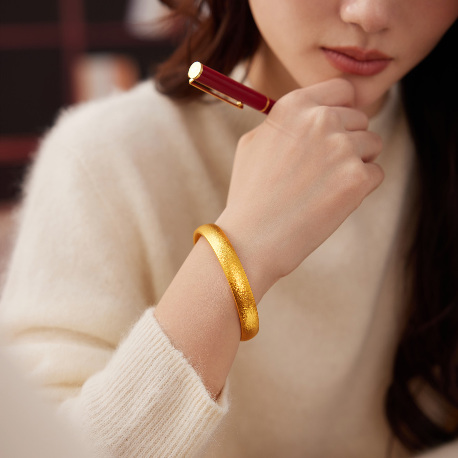 六福珠宝福满传家轮胎黄金手镯子古法手工锤揲素圈计价L04G0006DS【视频看货】