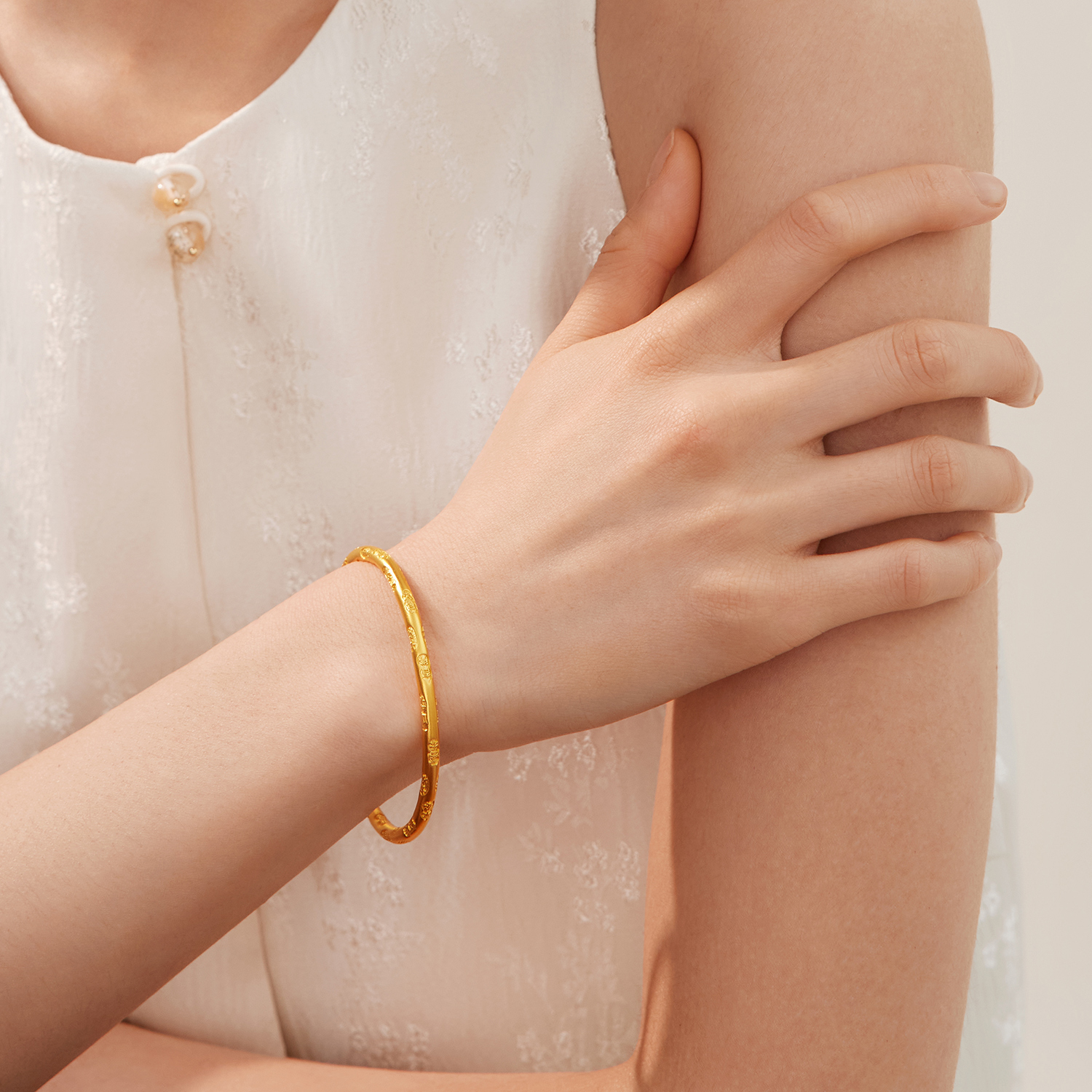 六福珠宝福满传家吉言金古法黄金手镯女款圆棍实心计价F63G0066DS