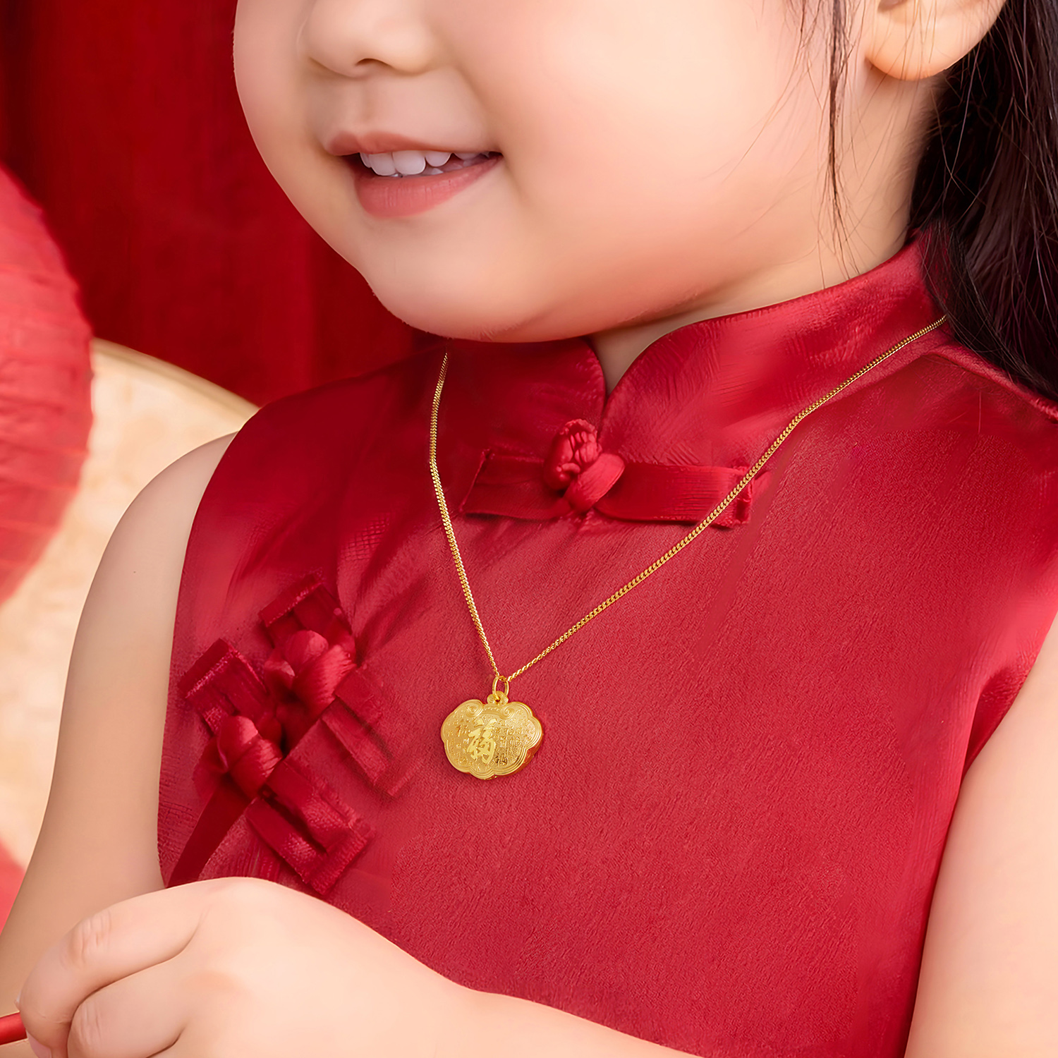 六福珠宝百福锁包黄金吊坠儿童宝宝足金锁包满月礼计价G16G0010DS