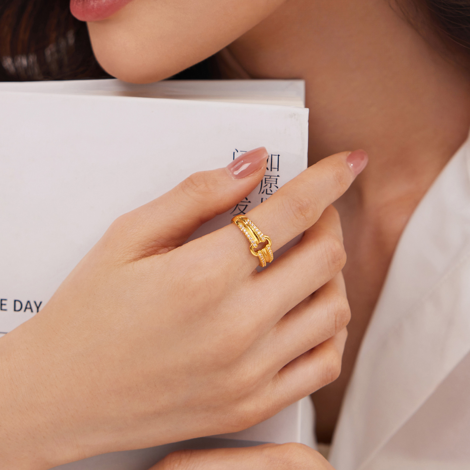 六福珠宝字母O型黄金戒指女款时尚双排钻石戒指足金首饰034619RA【视频看货】