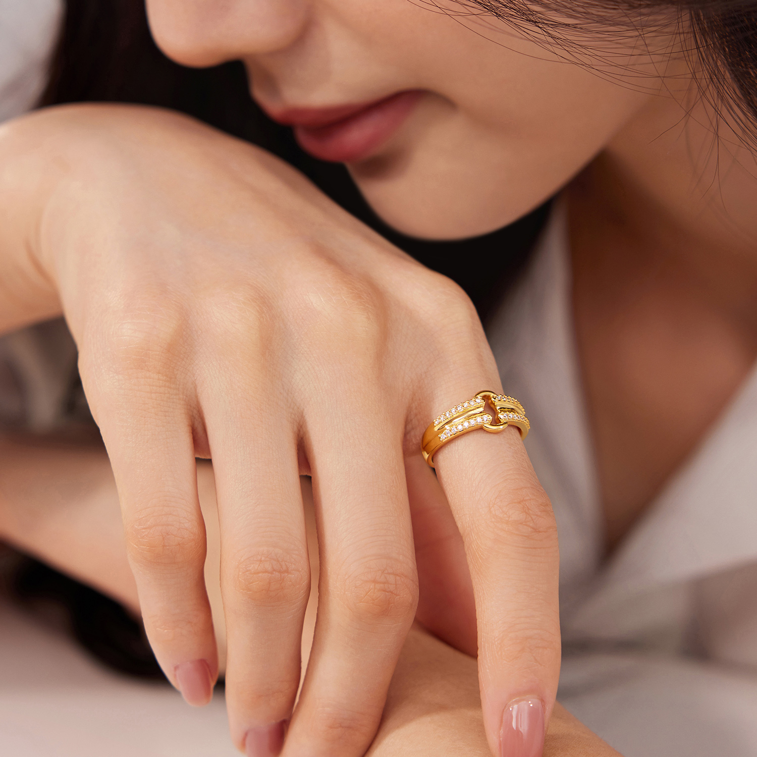 六福珠宝字母O型黄金戒指女款时尚双排钻石戒指足金首饰034619RA【视频看货】