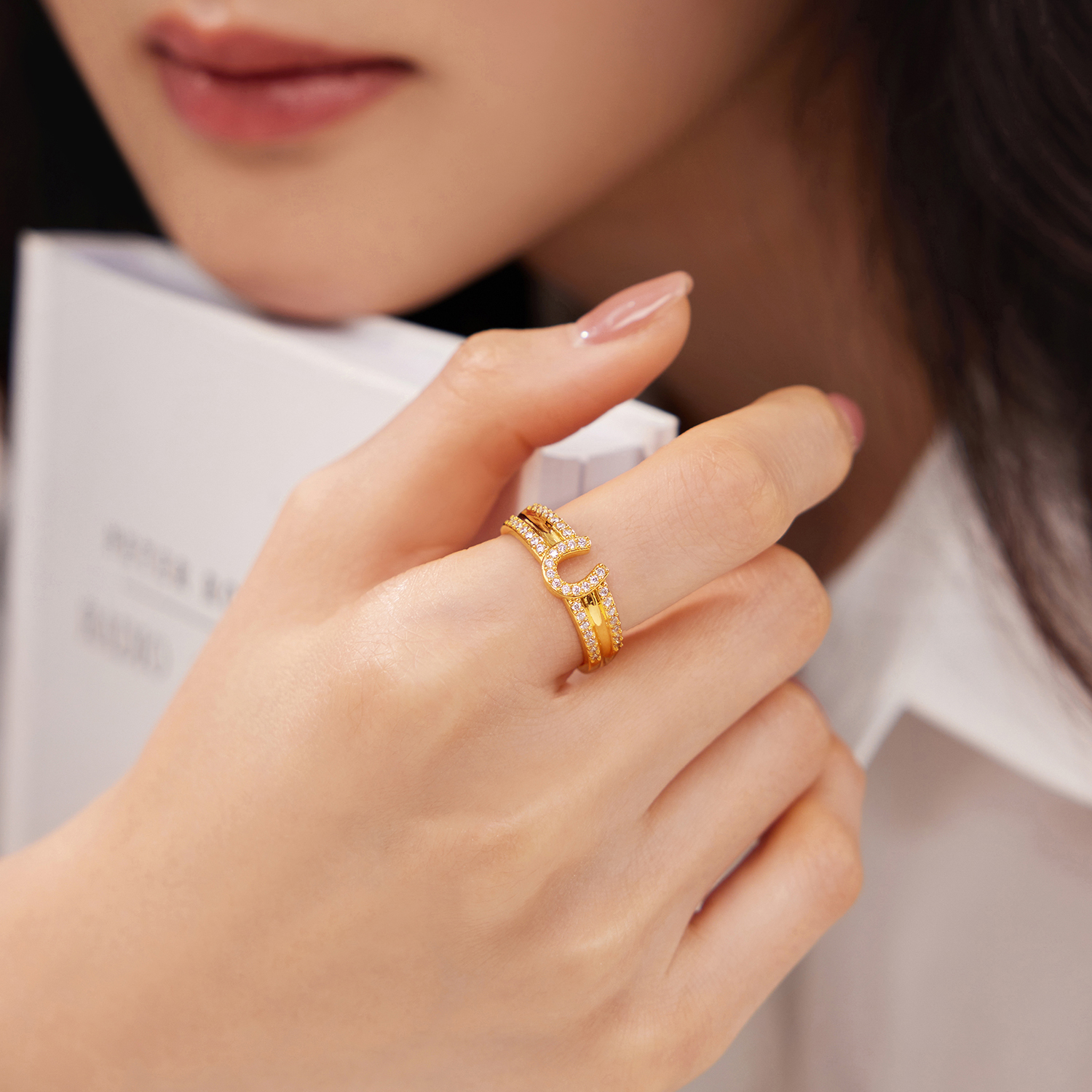 六福珠宝字母U型黄金戒指女款时尚足金双排钻石戒指首饰034620RA