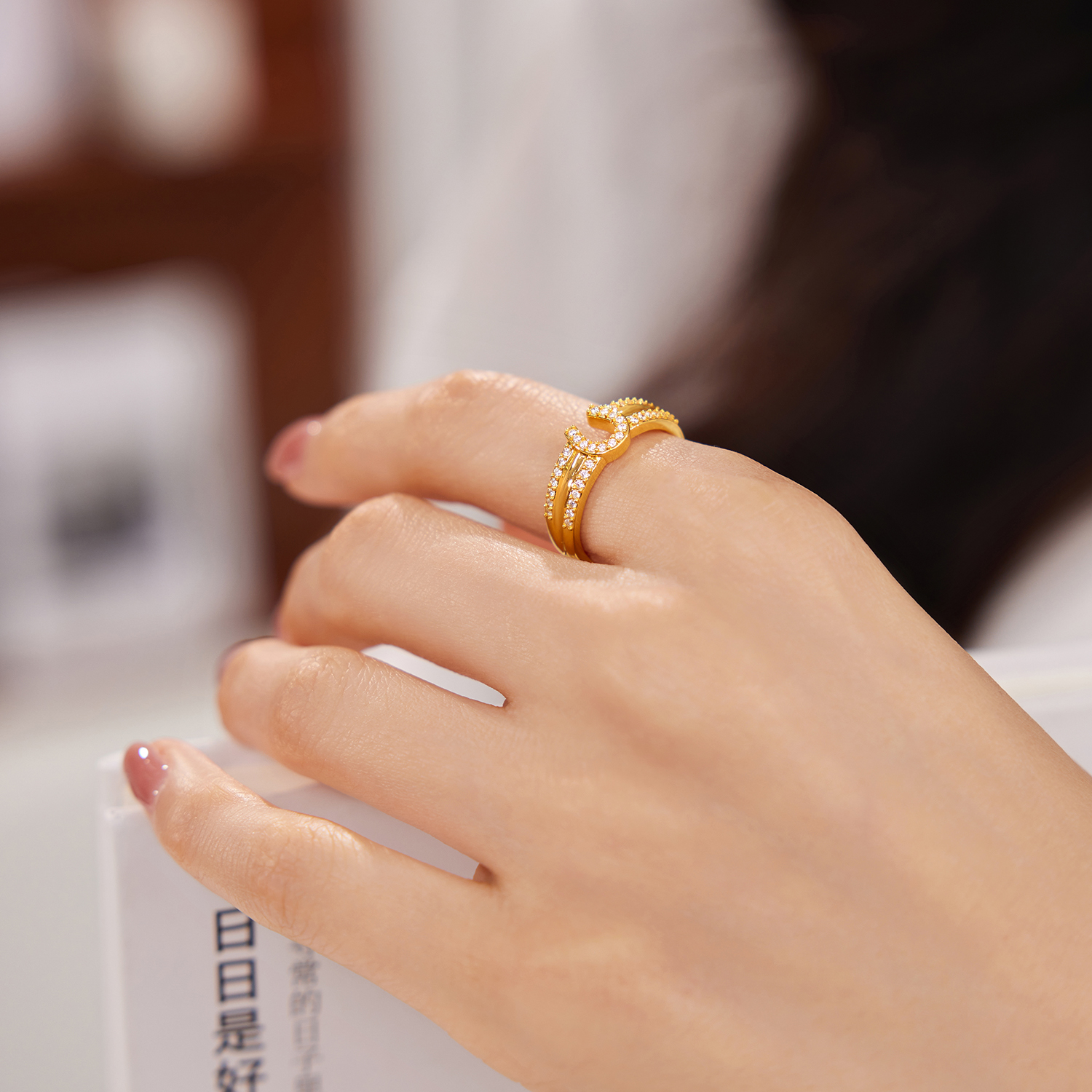 六福珠宝字母U型黄金戒指女款时尚足金双排钻石戒指首饰034620RA