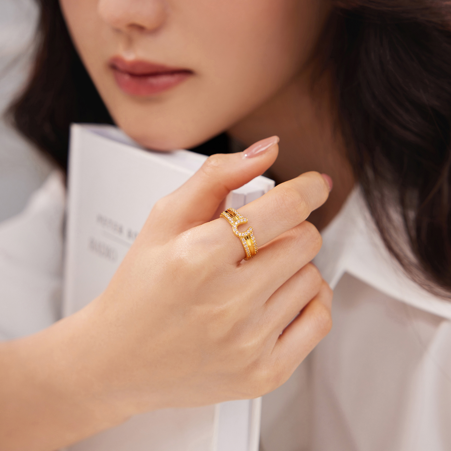 六福珠宝字母U型黄金戒指女款时尚足金双排钻石戒指首饰034620RA