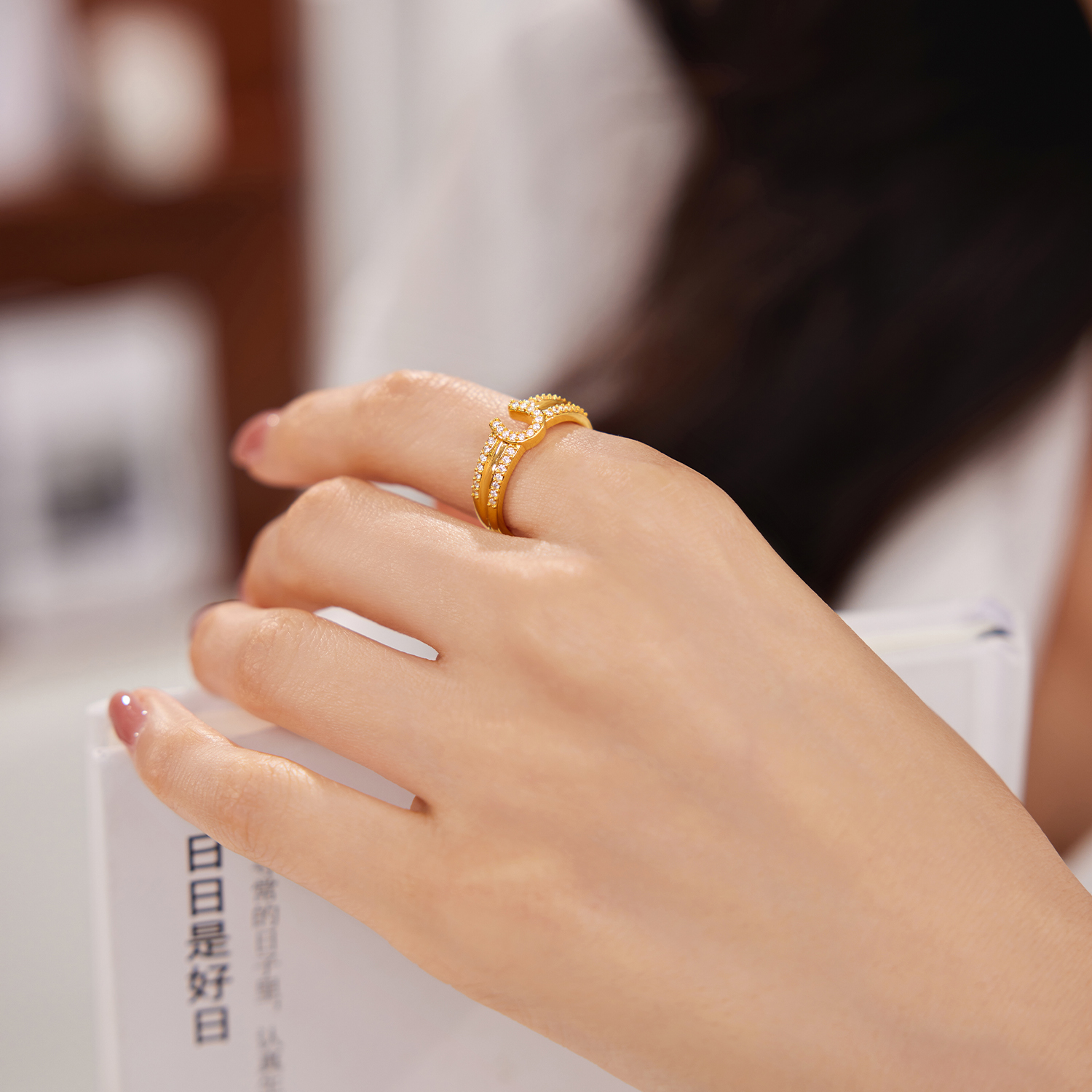 六福珠宝字母U型黄金戒指女款时尚足金双排钻石戒指首饰034620RA