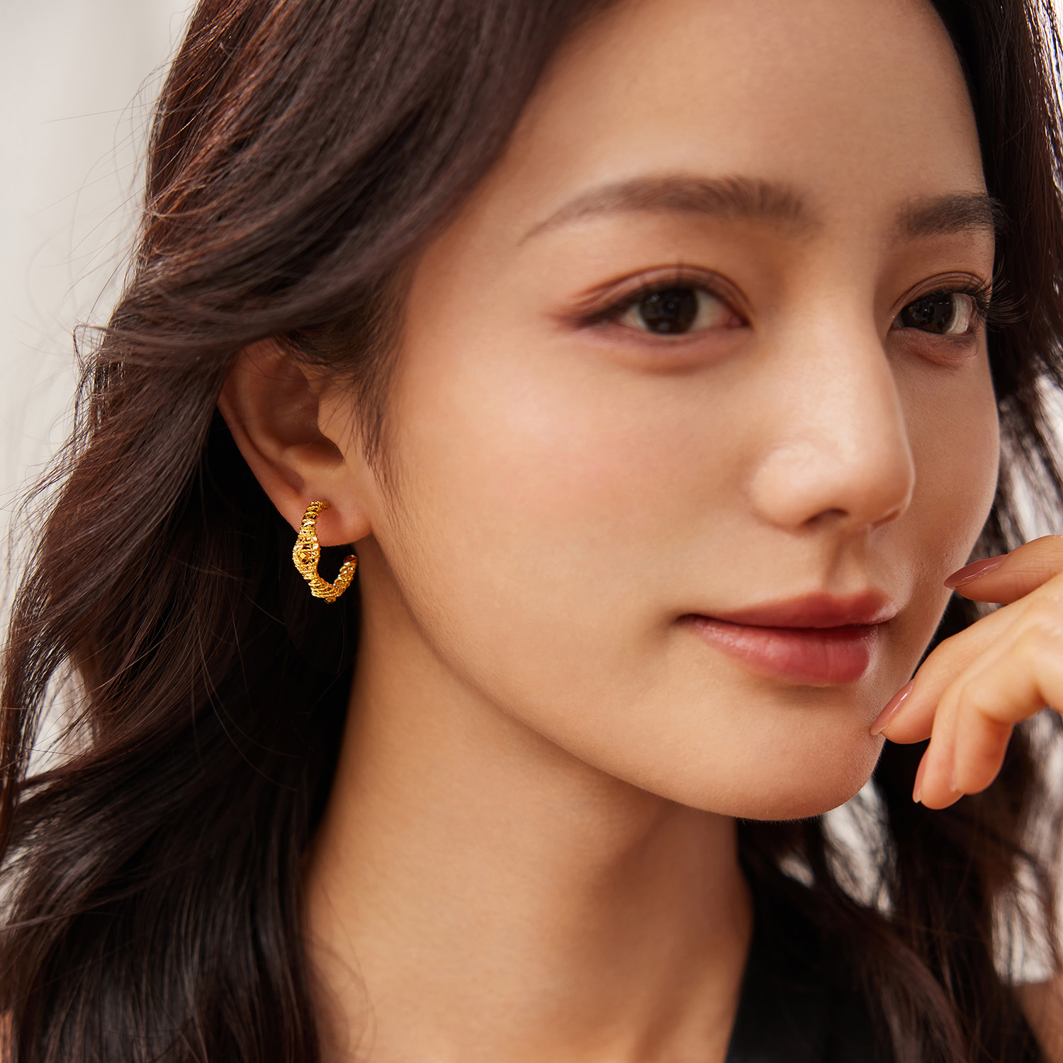 六福珠宝光影金C字黄金耳钉耳环女闪耀手工编织耳饰计价GJG0213DS