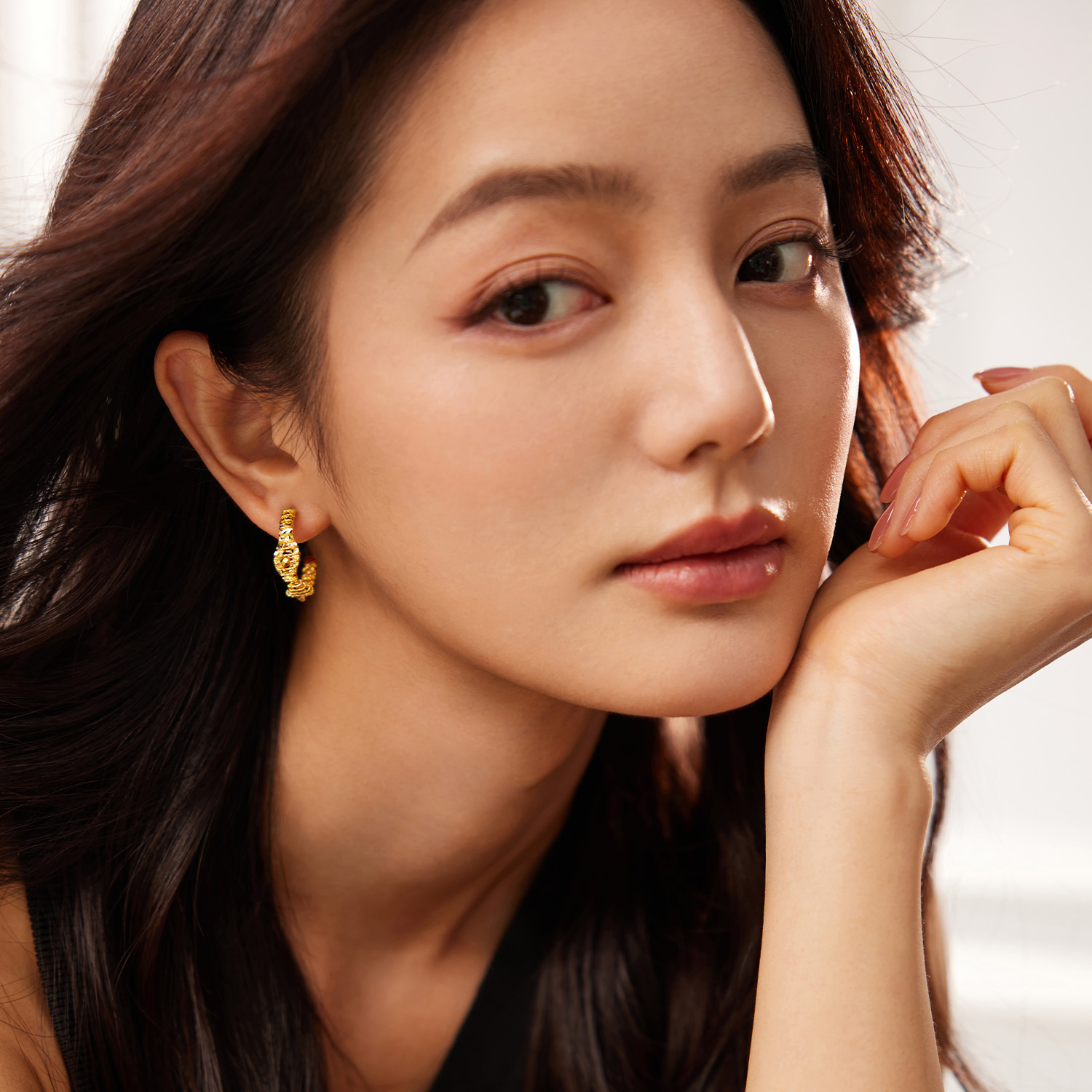 六福珠宝光影金C字黄金耳钉耳环女闪耀手工编织耳饰计价GJG0213DS