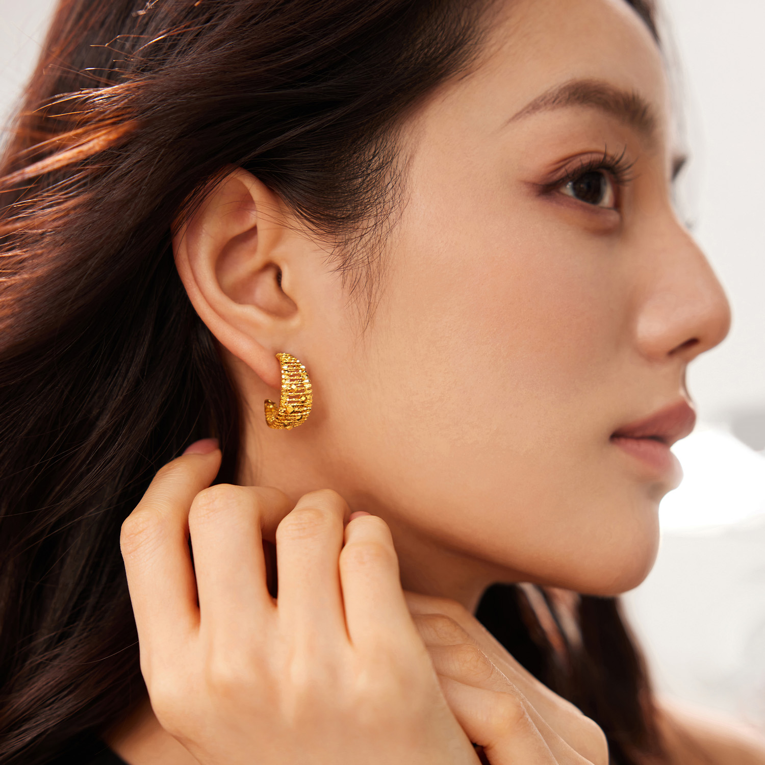 六福珠宝光影金星月黄金耳钉女闪耀C字手工编织耳饰计价GJG0214DS