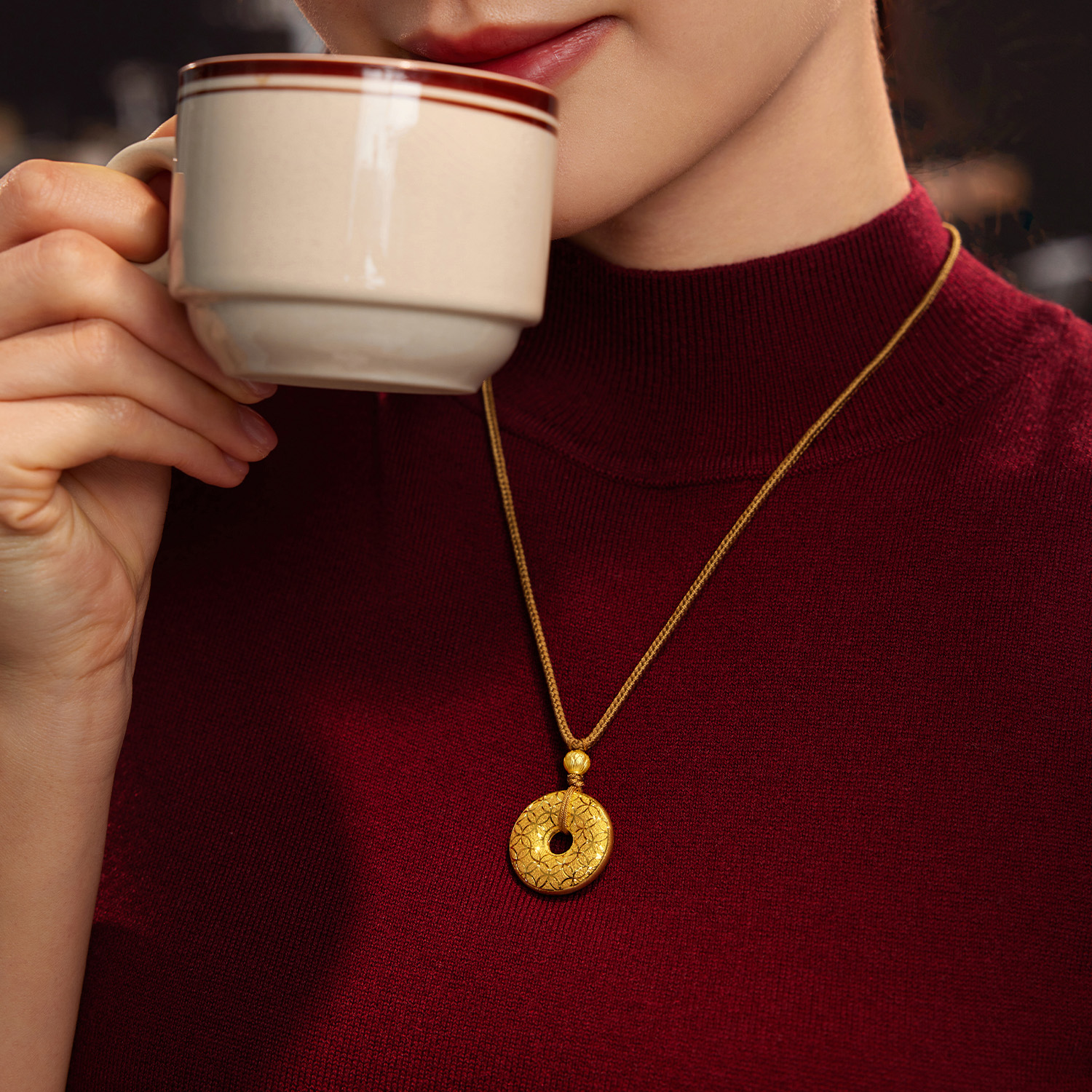 六福珠宝财富满盈平安扣黄金项链吊坠女戗刻铜钱纹计价G08G0003DS【视频看货】