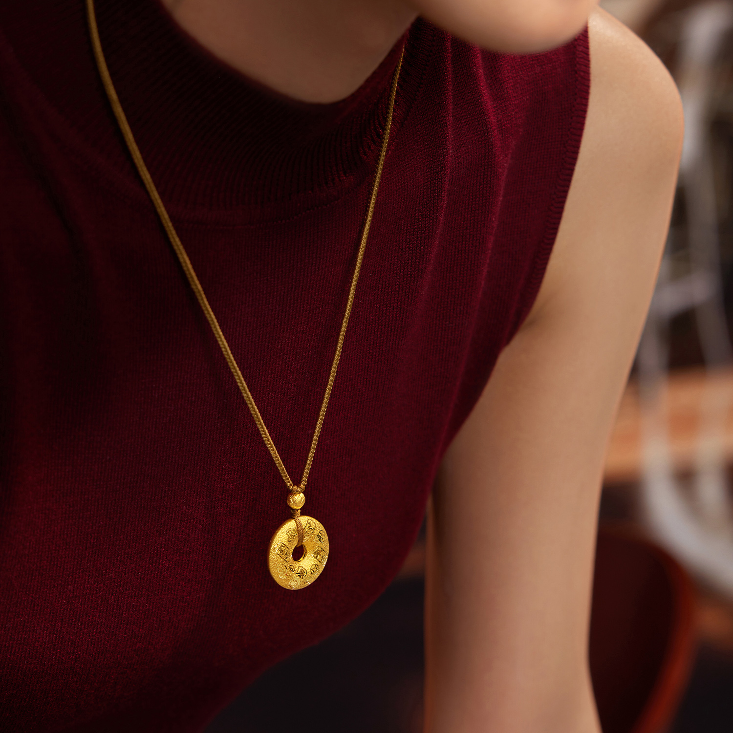 六福珠宝吉言金平安扣黄金项链吊坠女戗刻足金莲花计价G08G0004DS