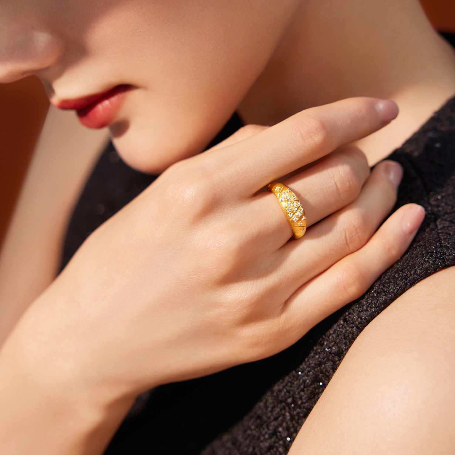 六福珠宝满天星黄金戒指女款宽面5D硬金钻石戒指首饰GDA0032DS