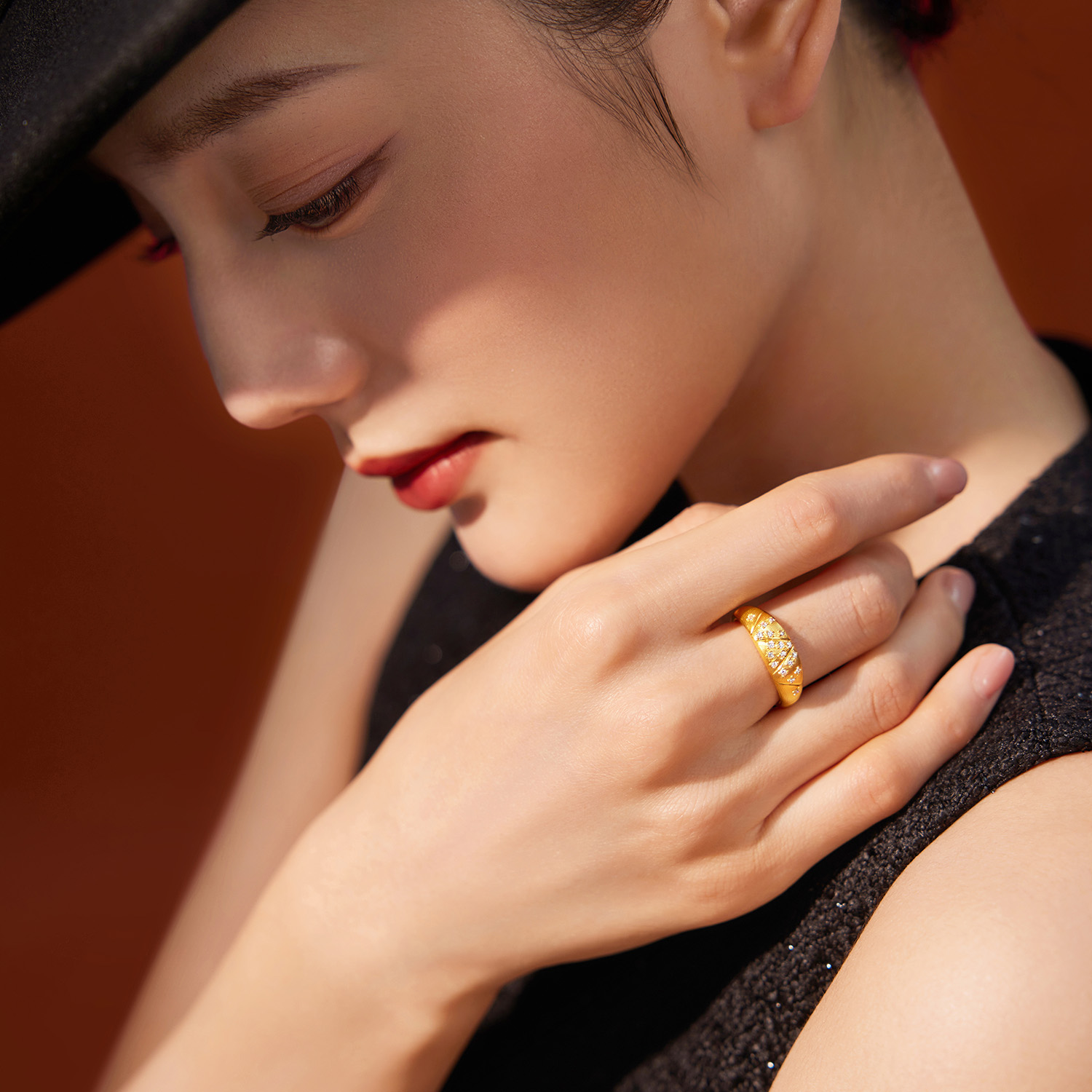 六福珠宝满天星黄金戒指女款宽面5D硬金钻石戒指首饰GDA0032DS