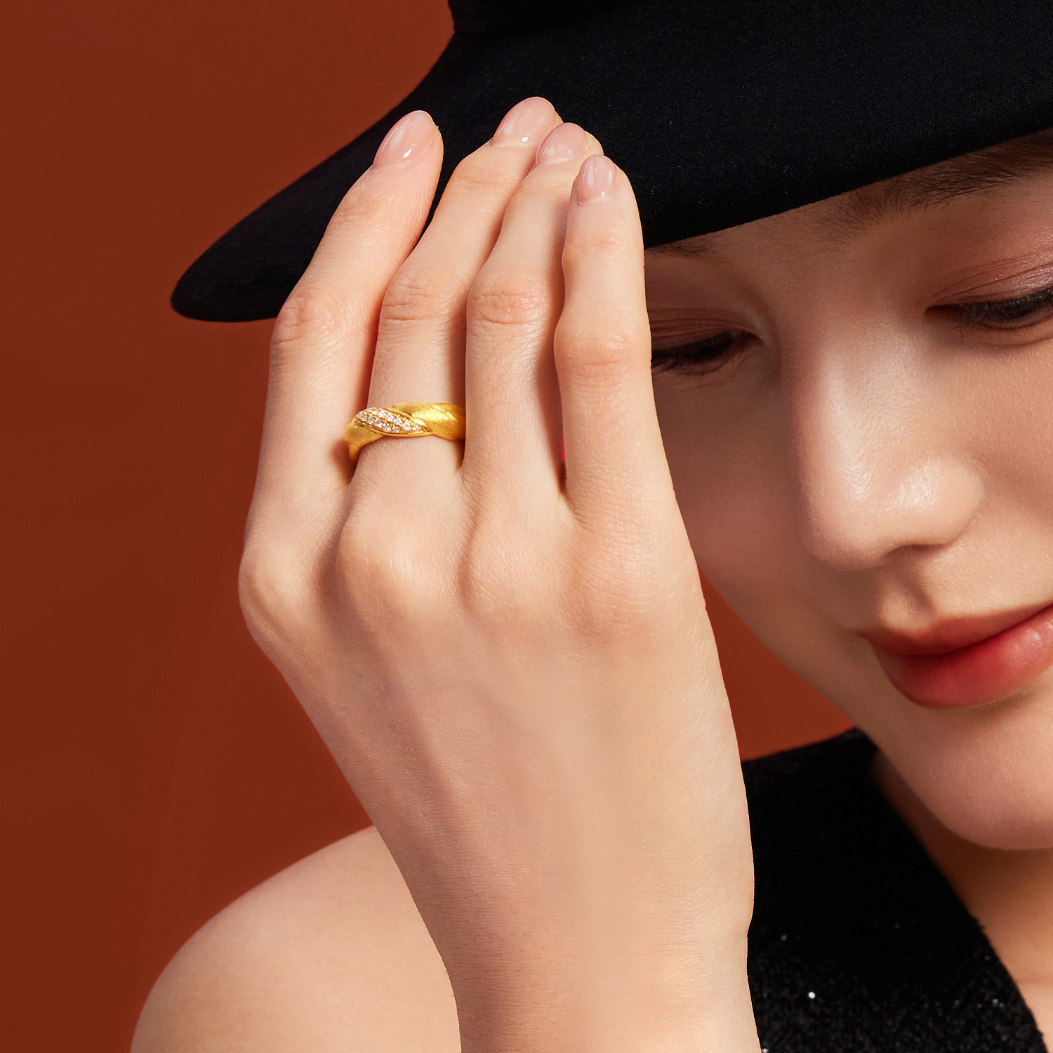 六福珠宝麻花黄金戒指女款手工拉丝5D硬金钻石戒指首饰GDA0033DS