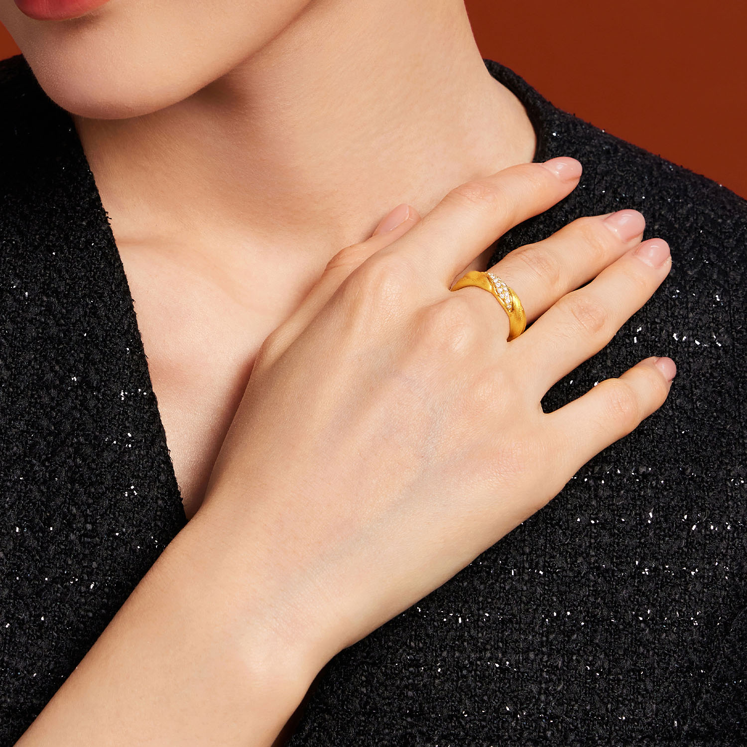 六福珠宝麻花黄金戒指女款手工拉丝5D硬金钻石戒指首饰GDA0033DS