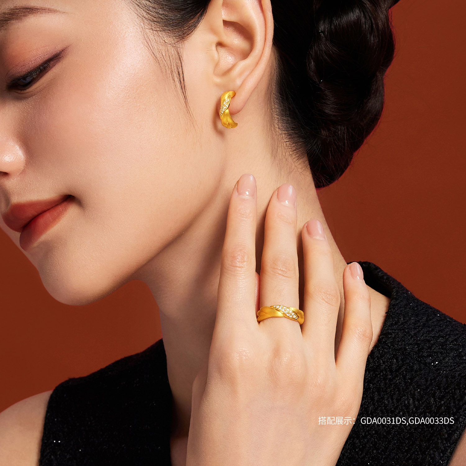 六福珠宝麻花黄金戒指女款手工拉丝5D硬金钻石戒指首饰GDA0033DS