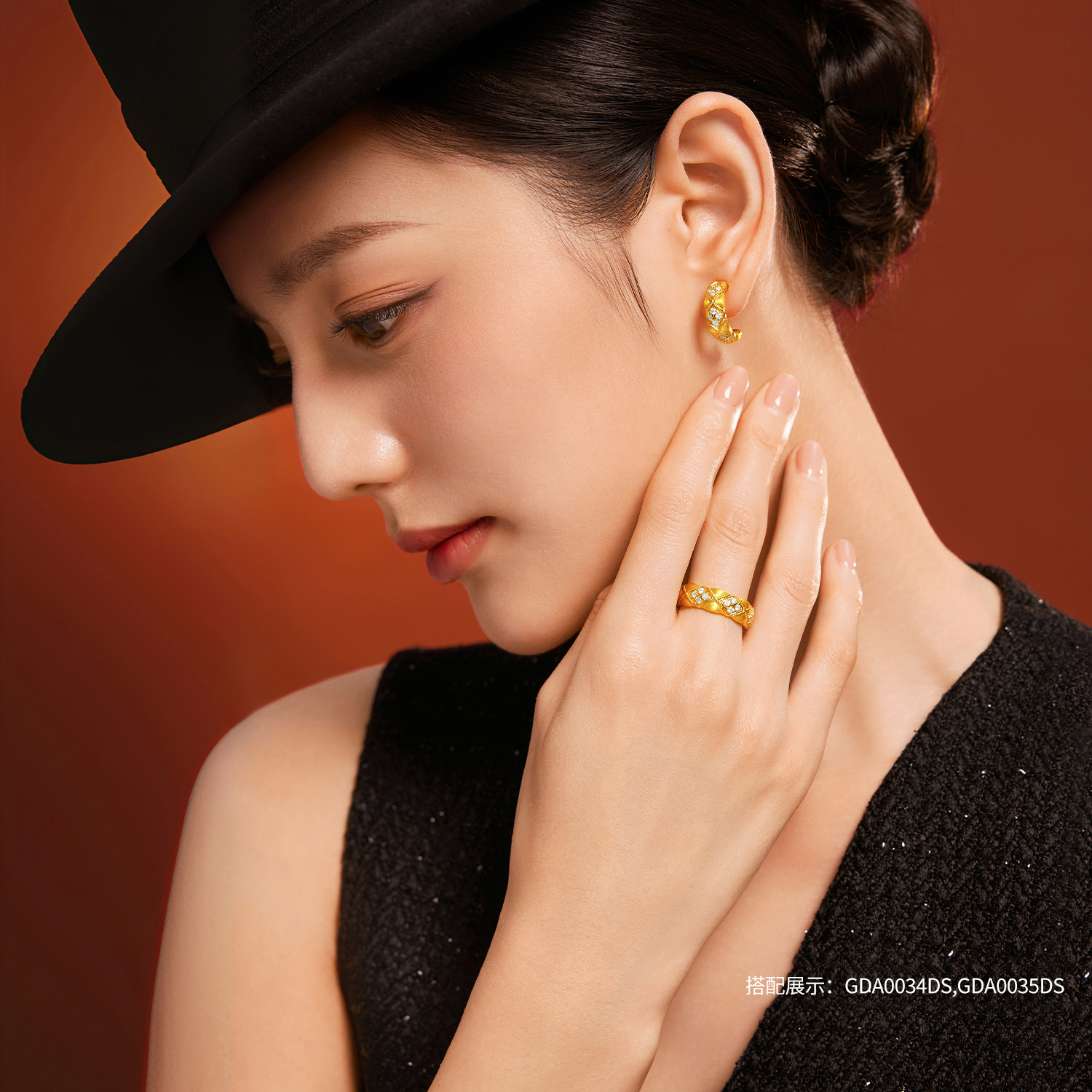 六福珠宝菱格黄金耳钉耳环女款C字造型手工拉丝钻石耳饰GDA0035DS