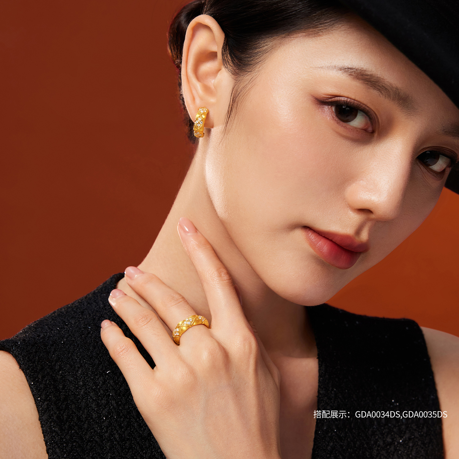 六福珠宝菱格黄金耳钉耳环女款C字造型手工拉丝钻石耳饰GDA0035DS