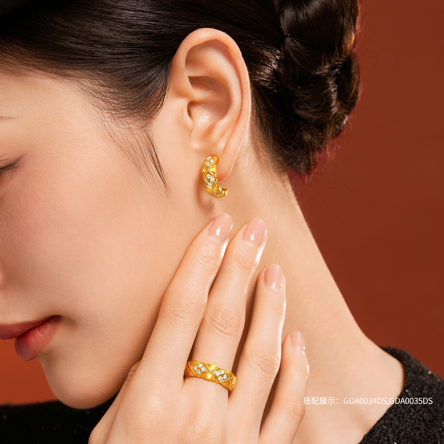 六福珠宝菱格黄金耳钉耳环女款C字造型手工拉丝钻石耳饰GDA0035DS