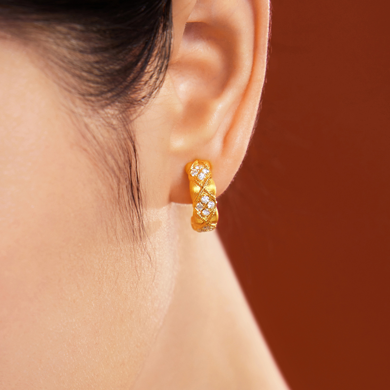 六福珠宝菱格黄金耳钉耳环女款C字造型手工拉丝钻石耳饰GDA0035DS