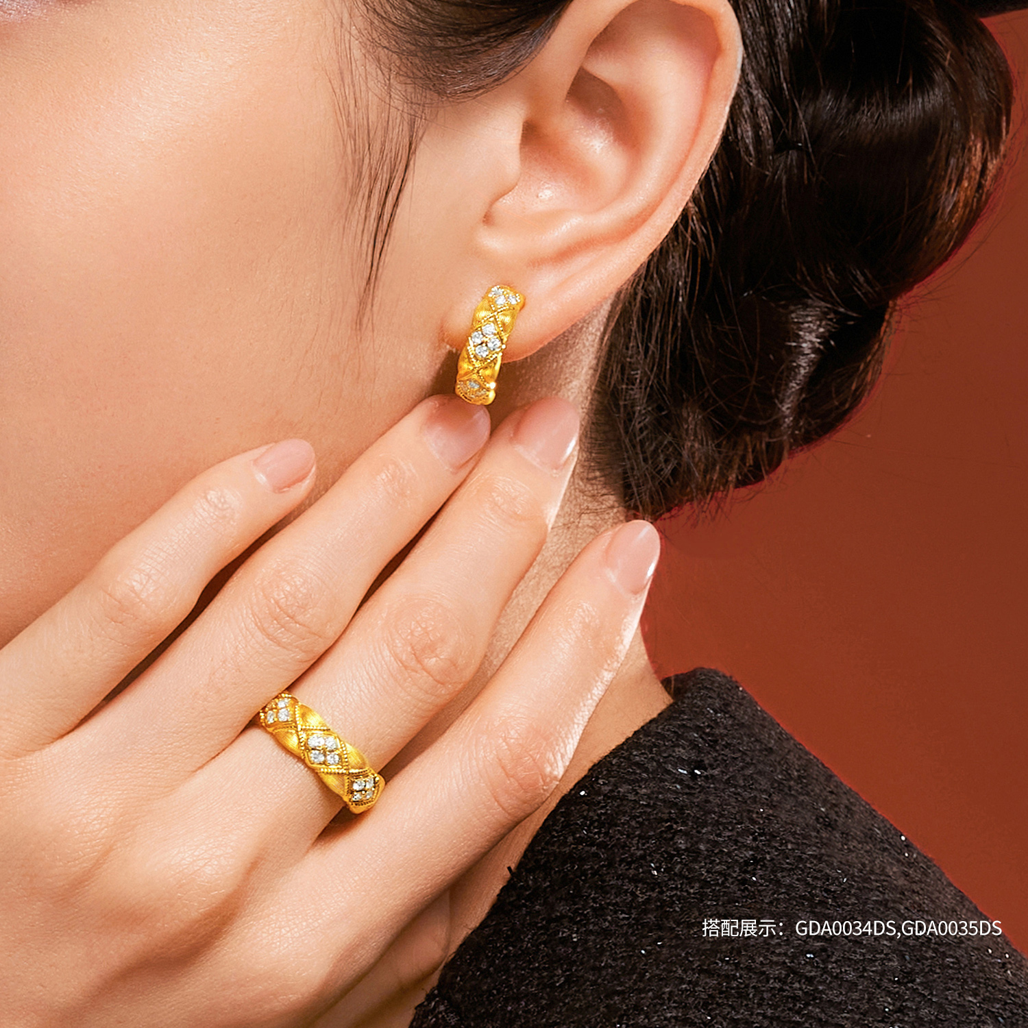 六福珠宝菱格黄金耳钉耳环女款C字造型手工拉丝钻石耳饰GDA0035DS