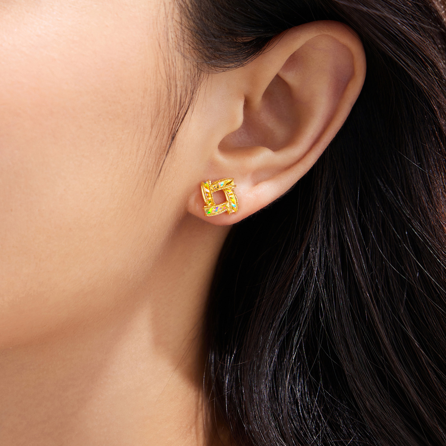 六福珠宝光影金炫动时空黄金耳钉几何方形炫彩耳环计价GJG0180DS