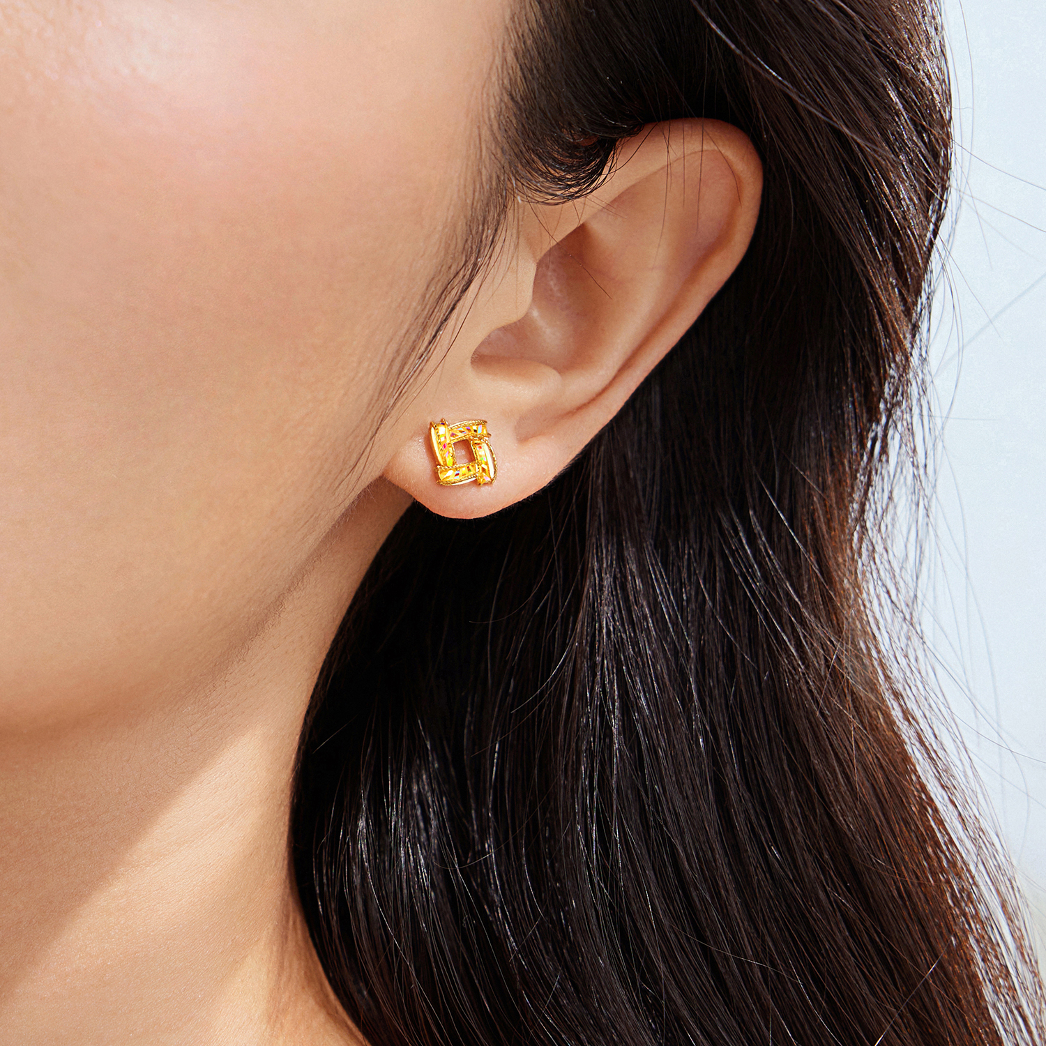 六福珠宝光影金炫动时空黄金耳钉几何方形炫彩耳环计价GJG0180DS