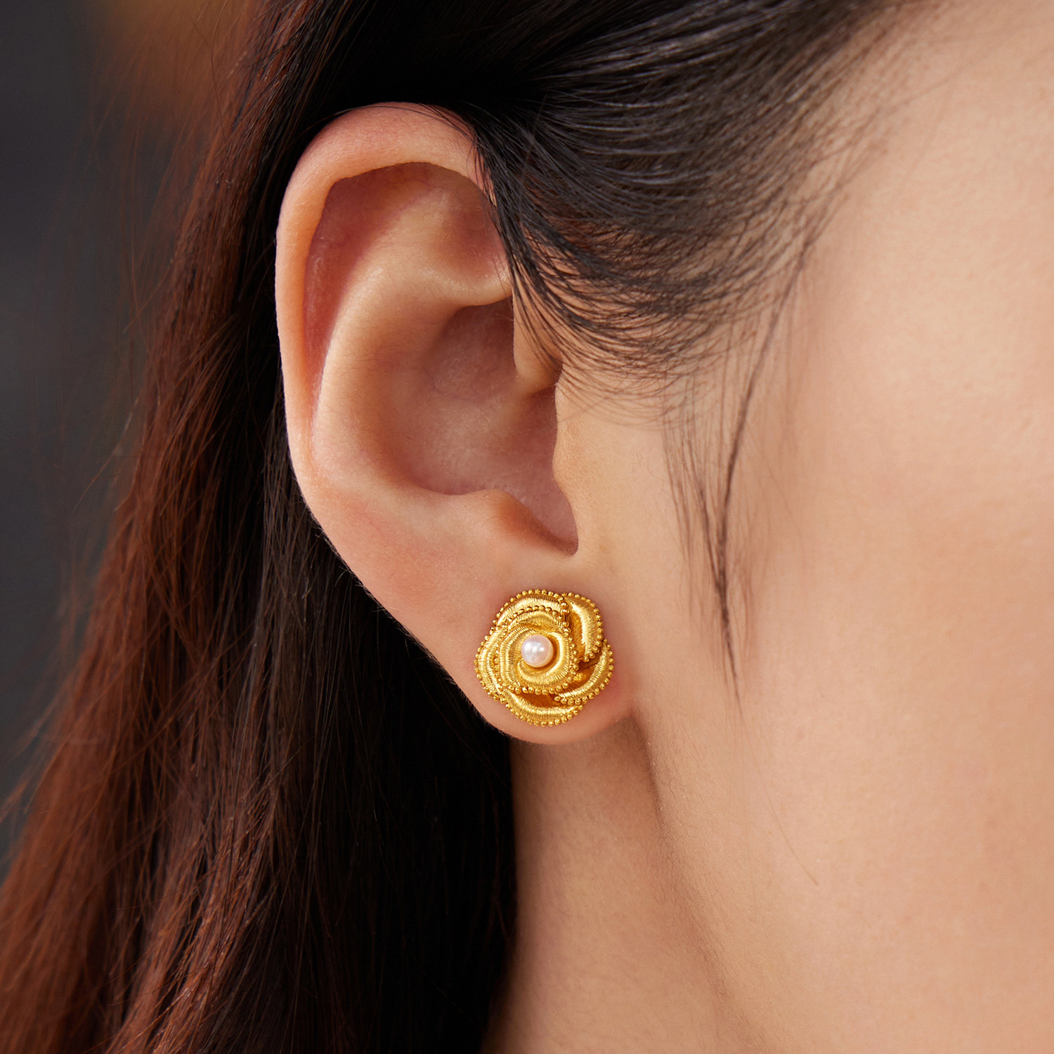 六福珠宝光影金山茶花黄金耳钉耳环手工拉丝珍珠耳饰计价036159ea【1V1直播看货】