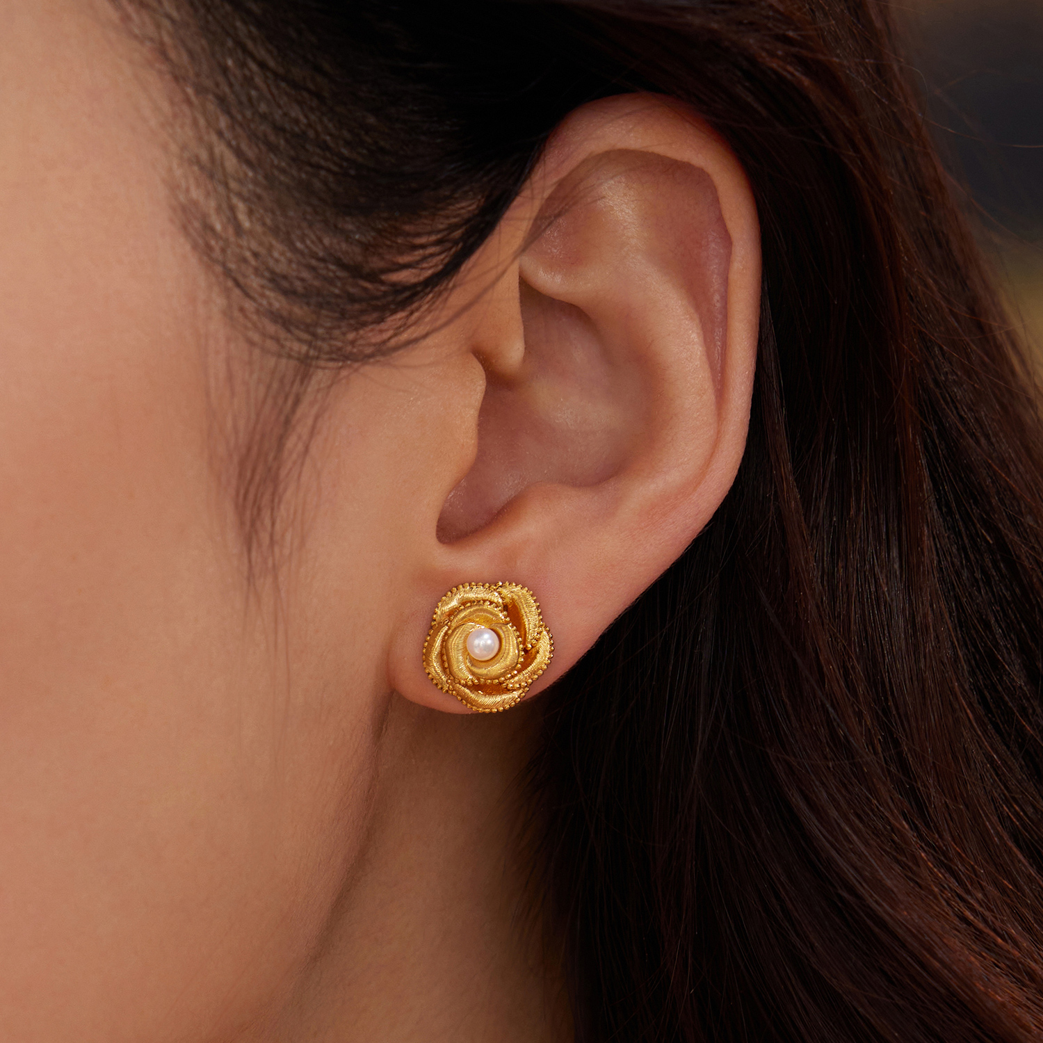 六福珠宝光影金山茶花黄金耳钉耳环手工拉丝珍珠耳饰计价036159ea【1V1直播看货】