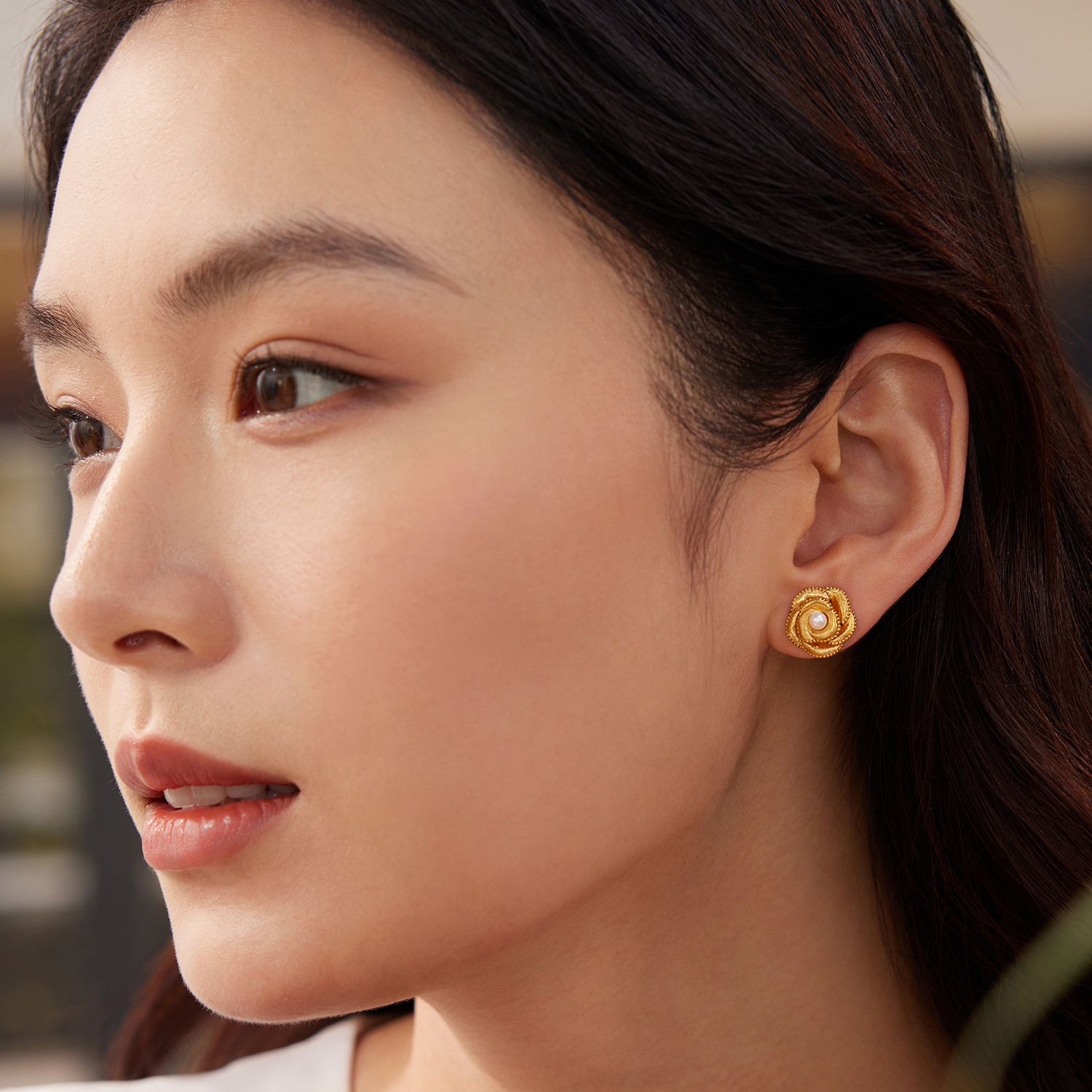 六福珠宝光影金山茶花黄金耳钉耳环手工拉丝珍珠耳饰计价036159ea【1V1直播看货】