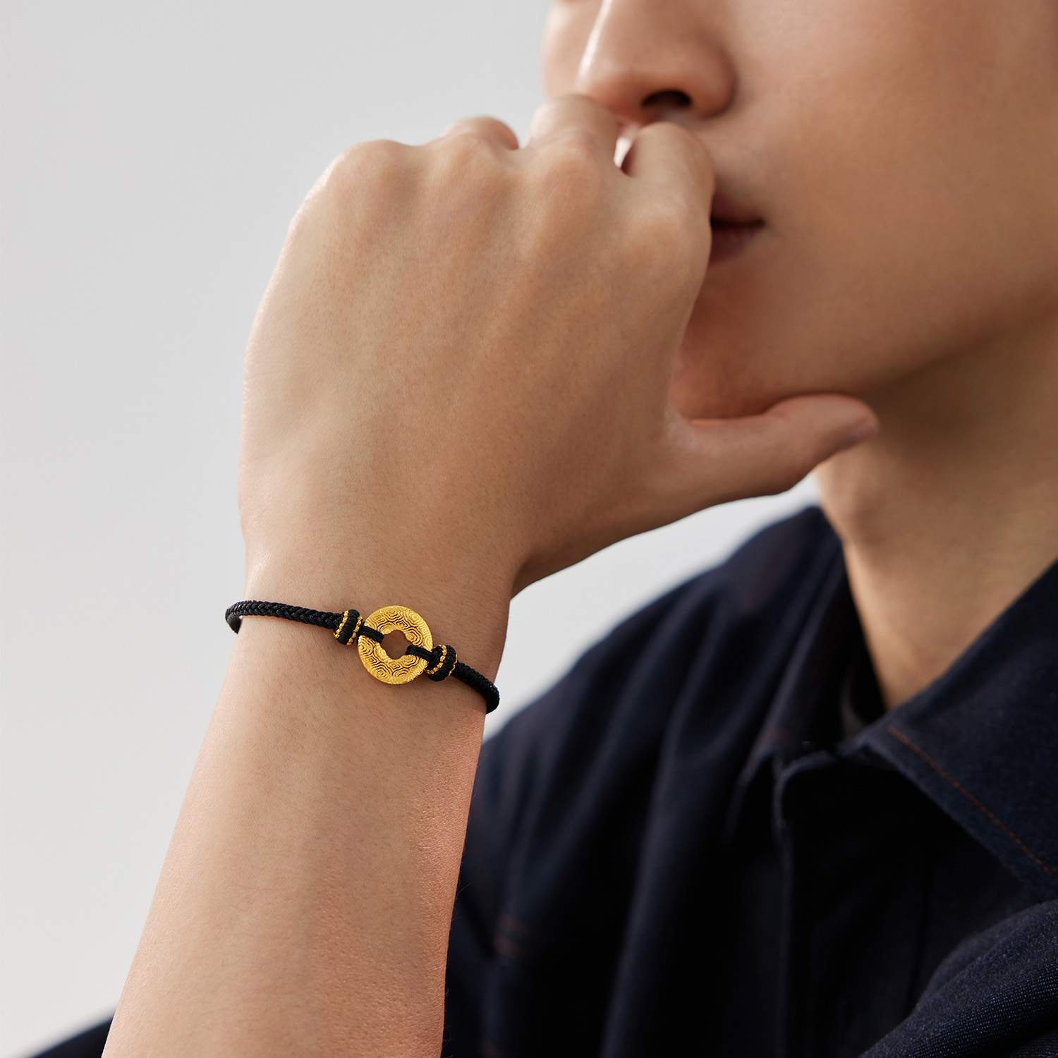 六福珠宝祥云平安扣黄金挂坠手绳男女款编织5D硬金手链ERA0003DS