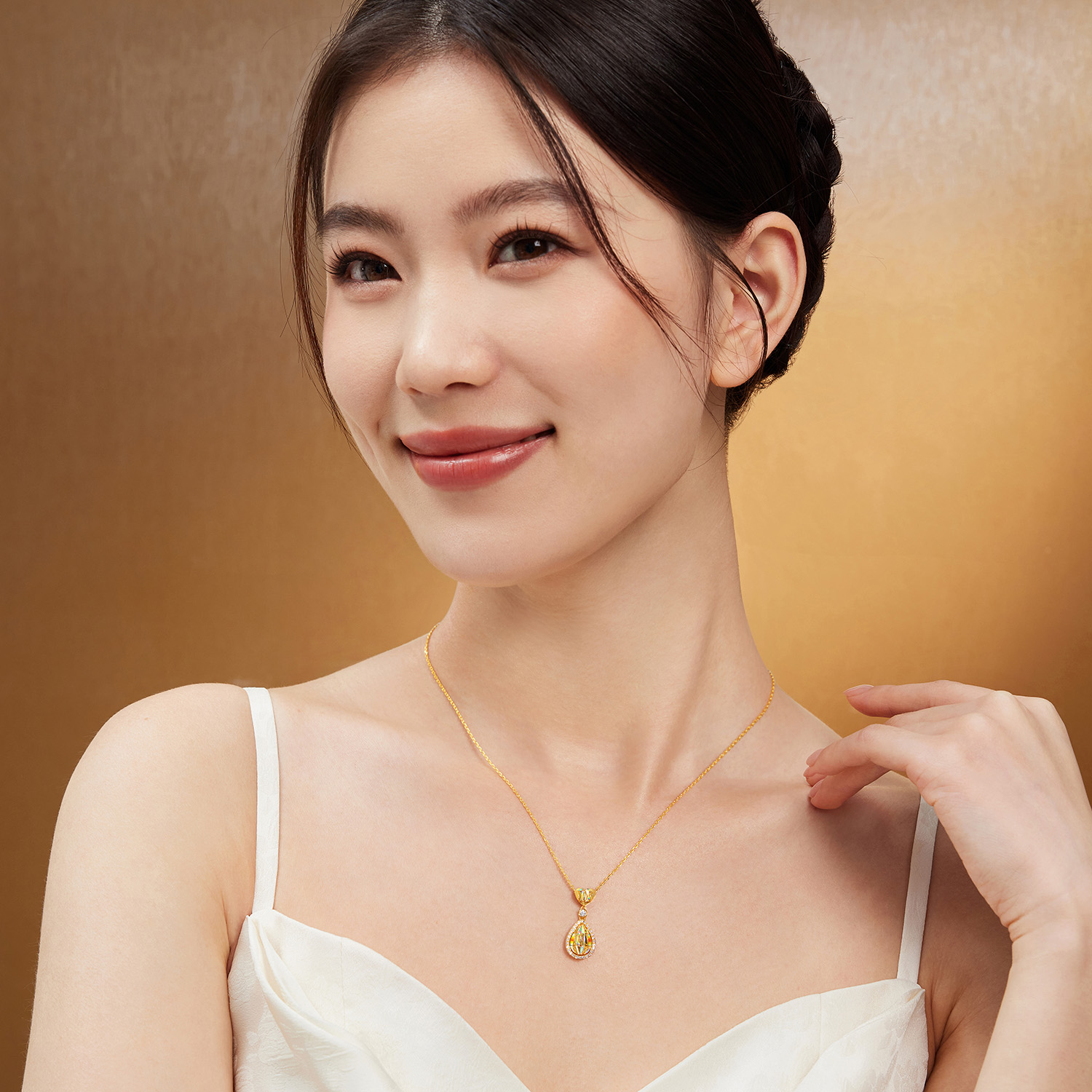 【20日上新】六福珠宝冰·钻金露黄金项链炫彩爱心钻石水滴吊坠豪华版037227NA【联系客服补货】冰钻新款