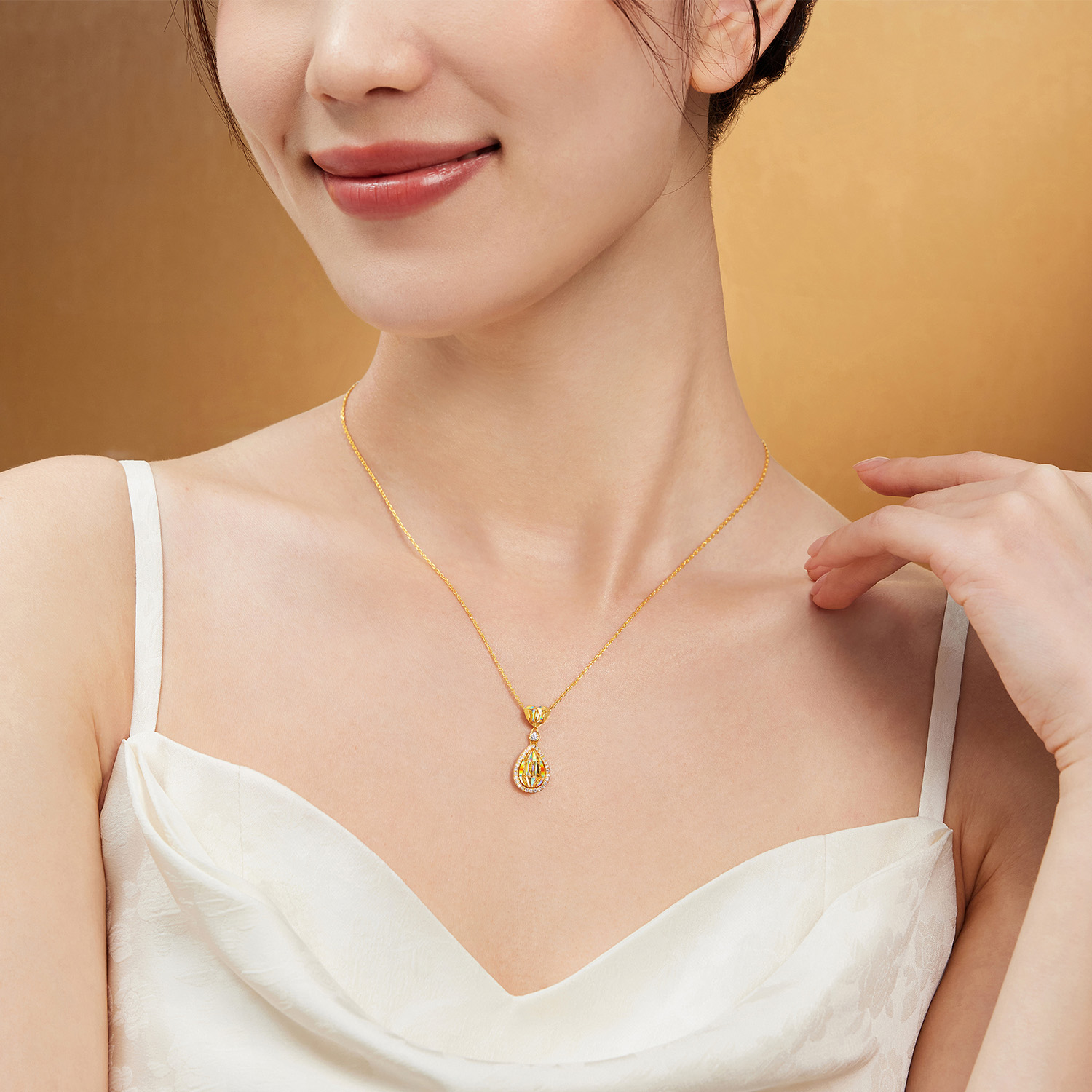 【20日上新】六福珠宝冰·钻金露黄金项链炫彩爱心钻石水滴吊坠豪华版037227NA【联系客服补货】冰钻新款