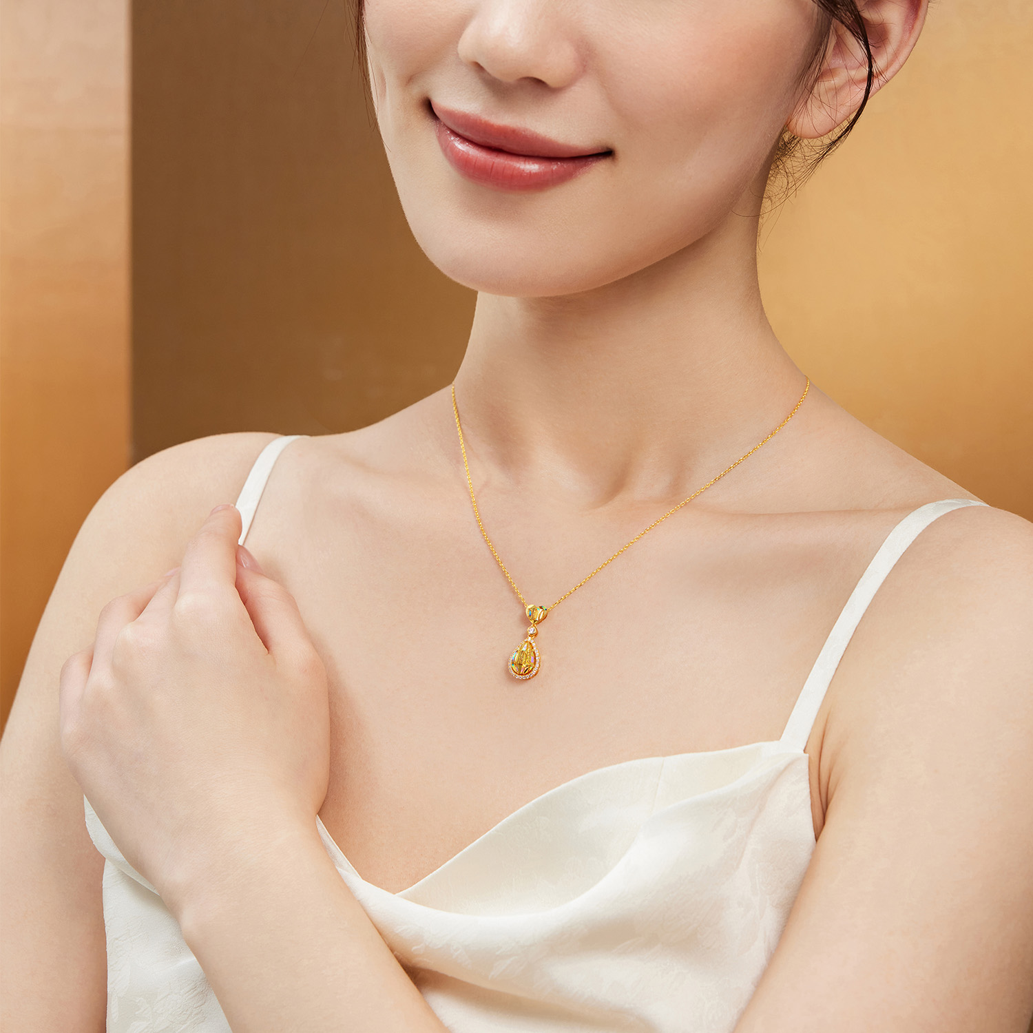 【20日上新】六福珠宝冰·钻金露黄金项链炫彩爱心钻石水滴吊坠豪华版037227NA【联系客服补货】冰钻新款