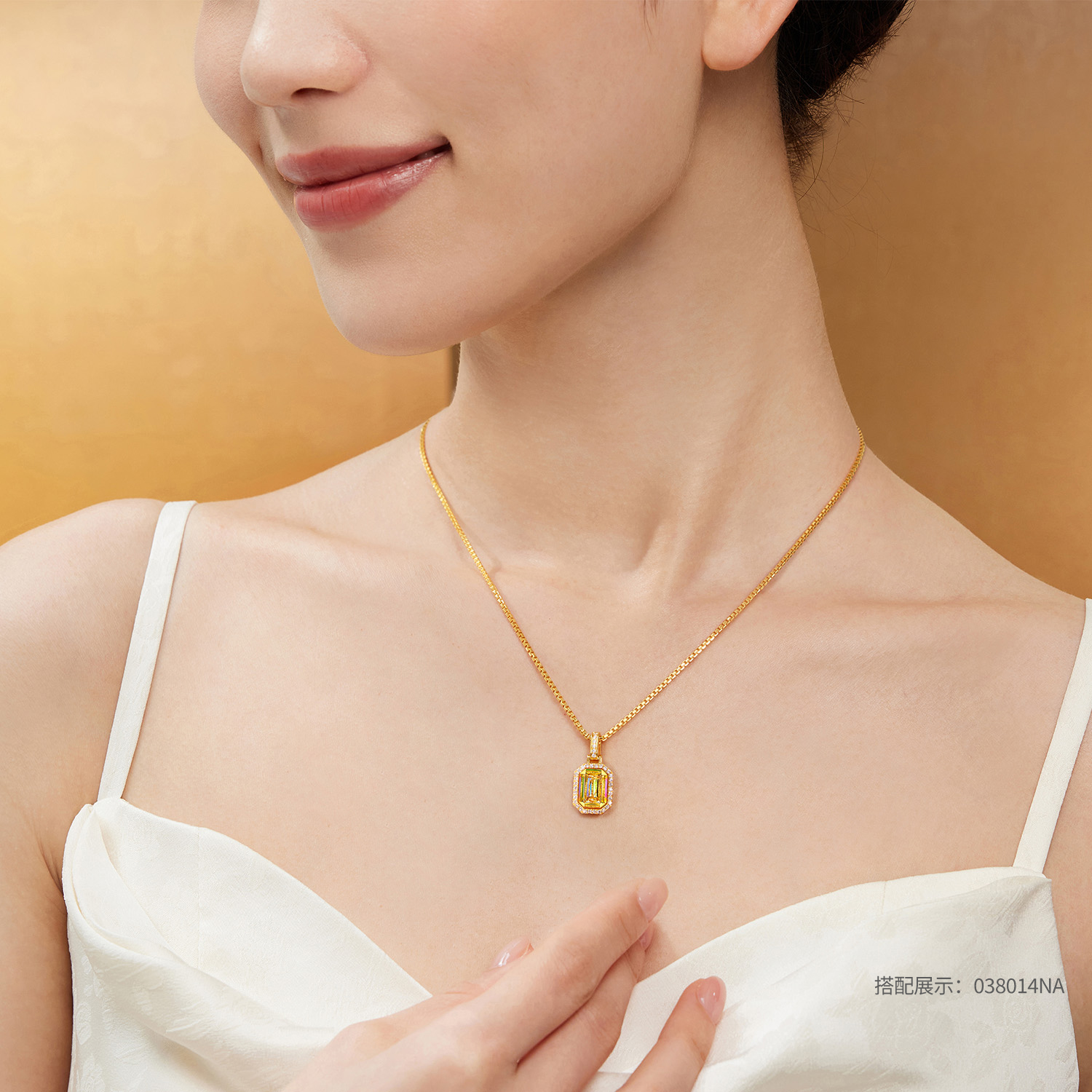 【20日上新】【成毅同款】六福珠宝冰·钻方糖黄金吊坠5G炫彩钻石挂坠037237PC冰钻新款