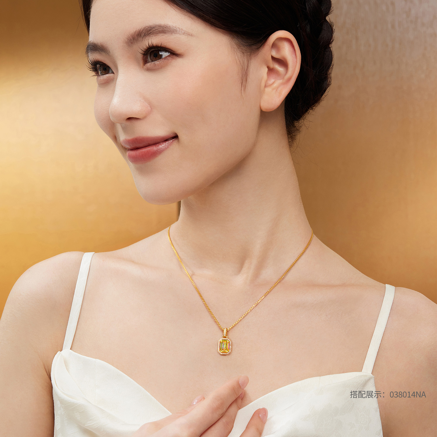 【20日上新】【成毅同款】六福珠宝冰·钻方糖黄金吊坠5G炫彩钻石挂坠037237PC冰钻新款