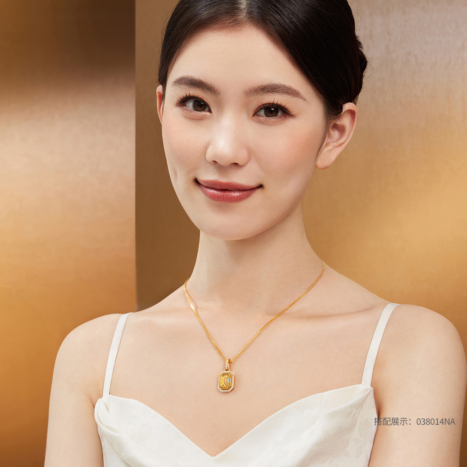 【20日上新】【成毅同款】六福珠宝冰·钻方糖黄金吊坠5G炫彩钻石挂坠037237PC冰钻新款